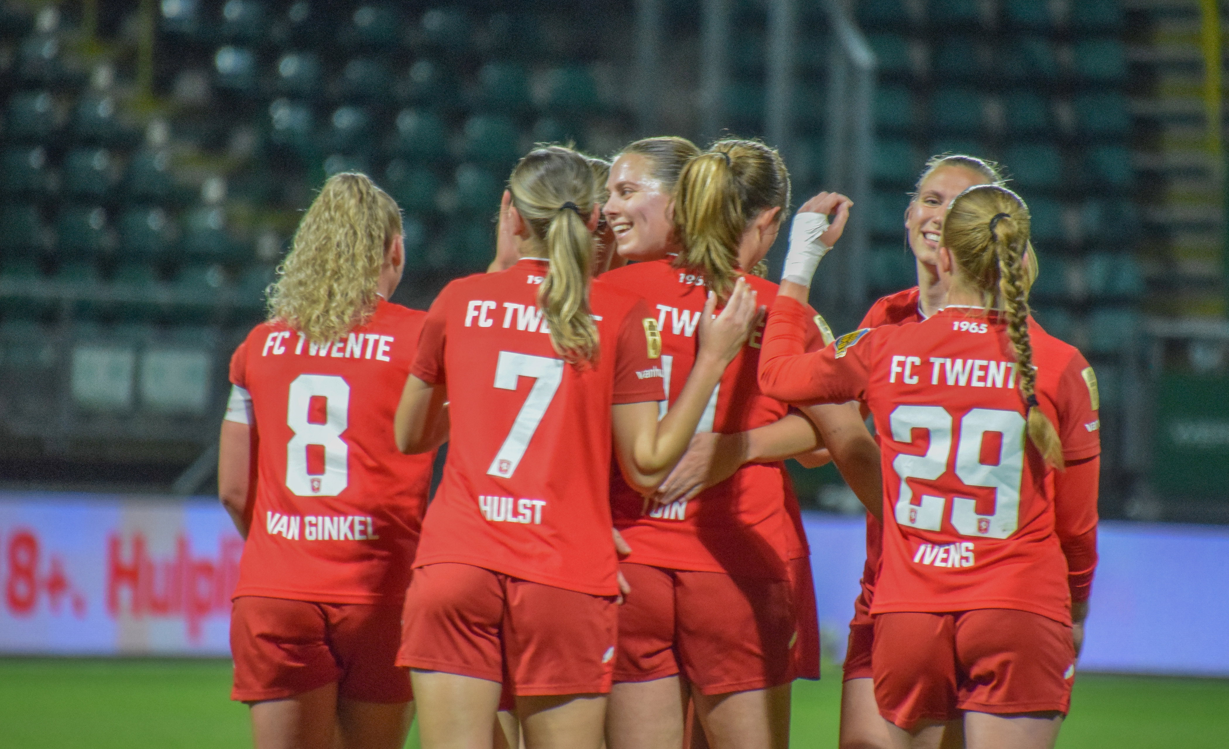 FC Twente Vrouwen juicht na een goal