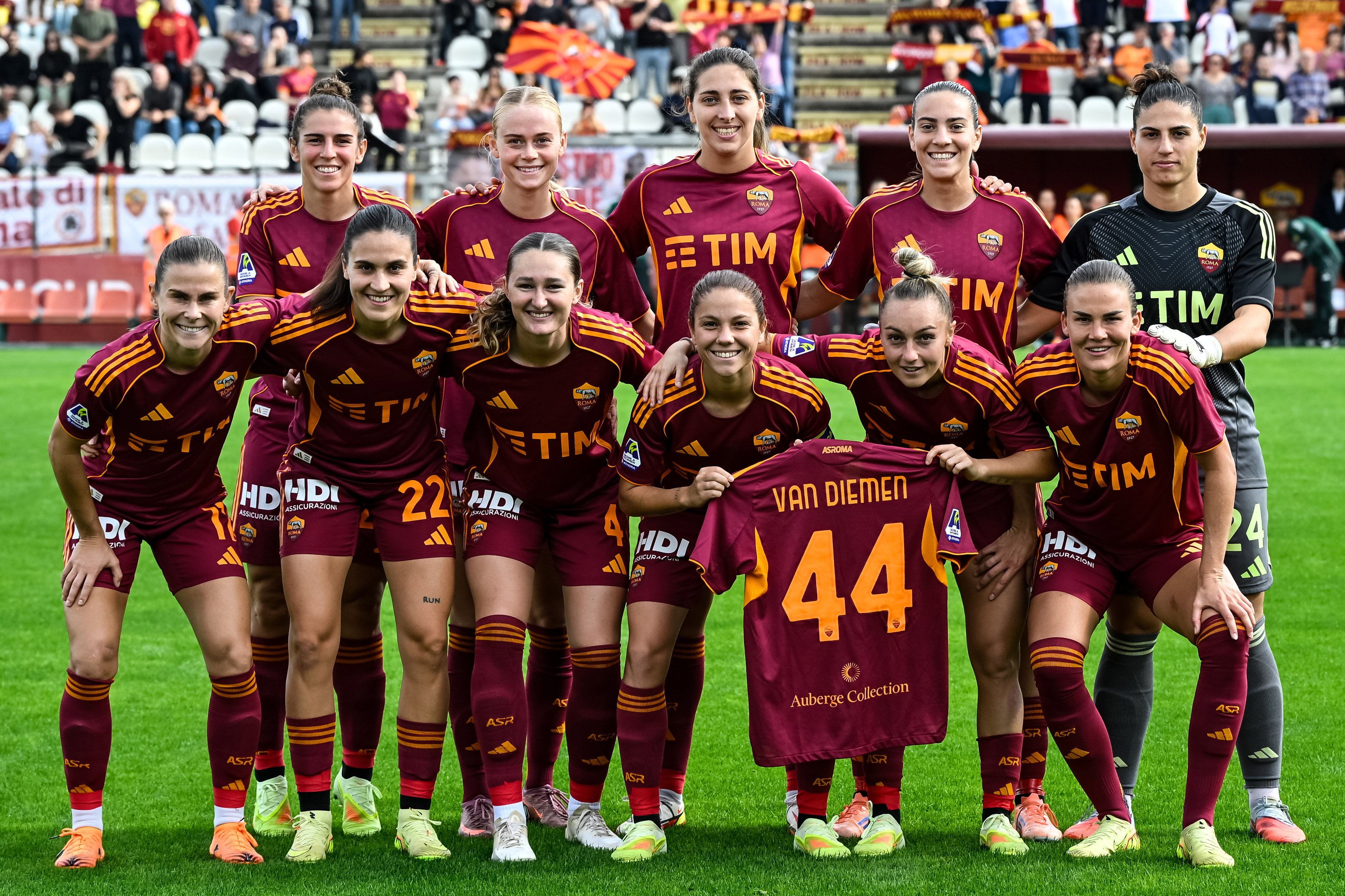 De speelsters van AS Roma met een eerbetoon voor Samantha van Diemen