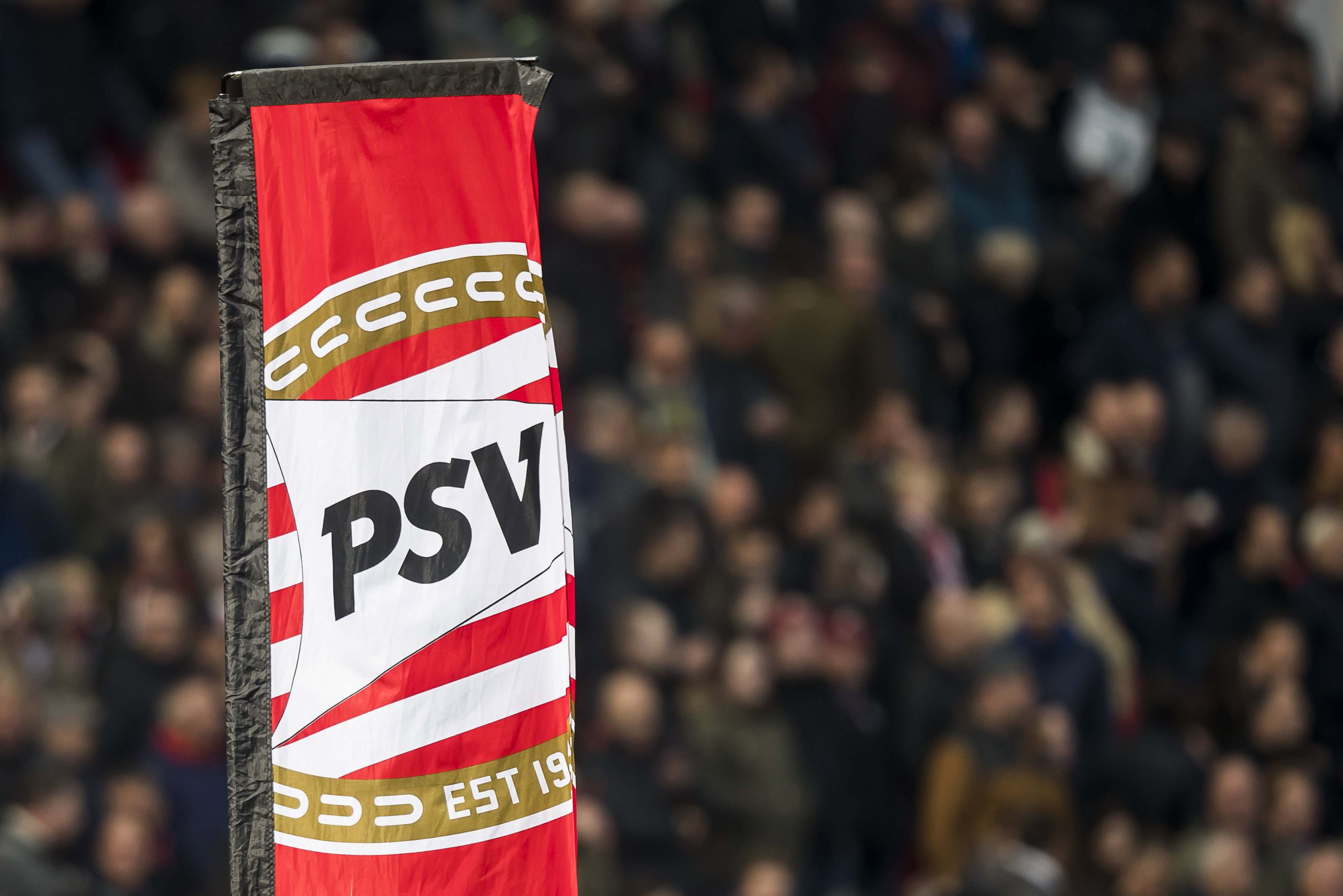 Het logo van PSV op een vlag