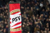 Het logo van PSV op een vlag