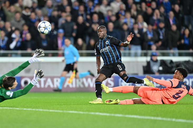 Carlos Forbs scoort tegen FC Barcelona