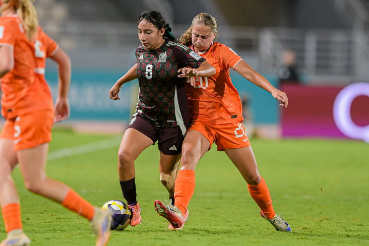 Aymee Altena in actie tegen Mexico