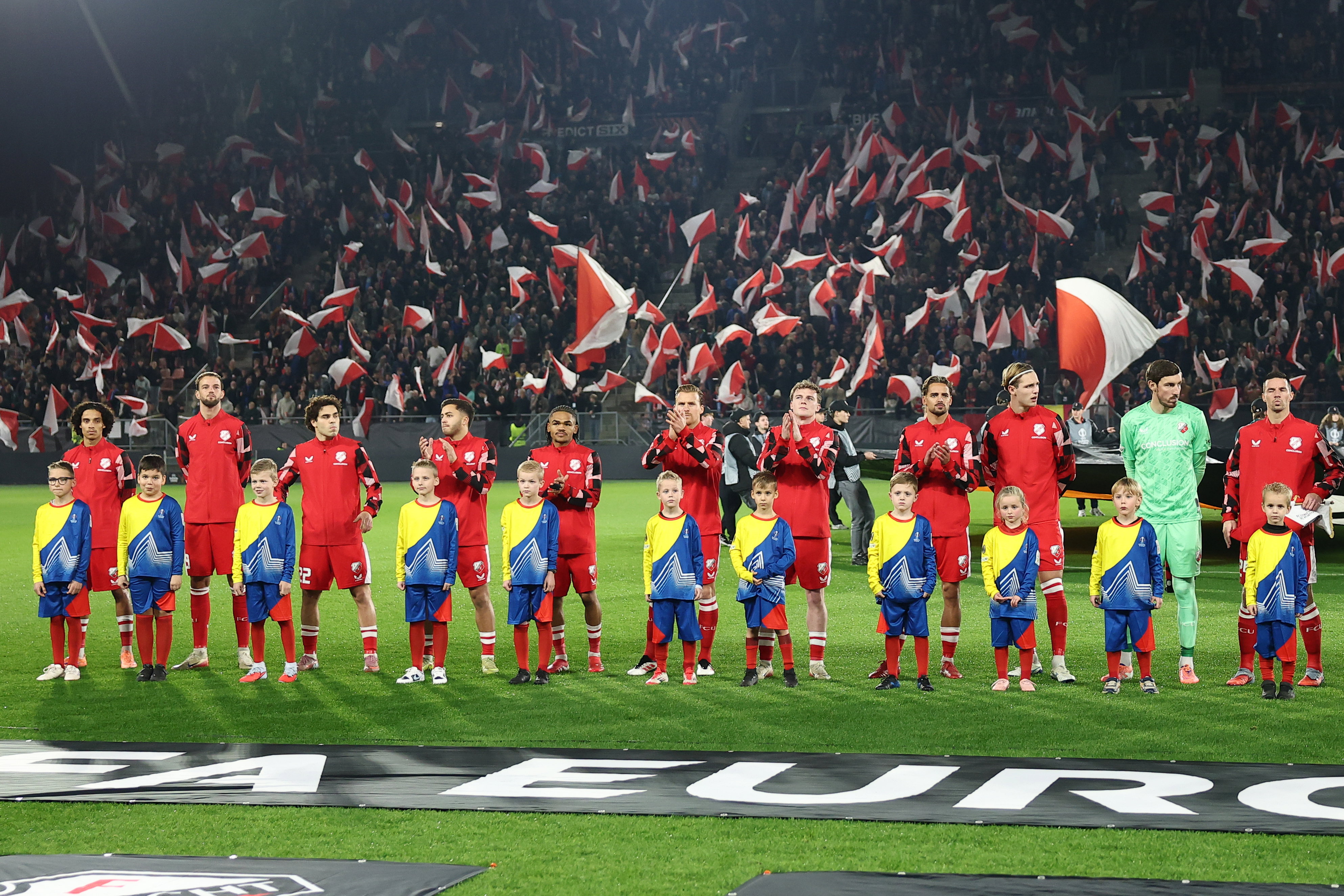 De spelers van FC Utrecht voorafgaand aan het duel met FC Porto
