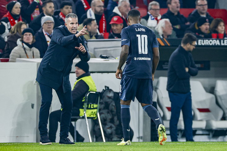 Robin van Persie coachend langs de zijlijn