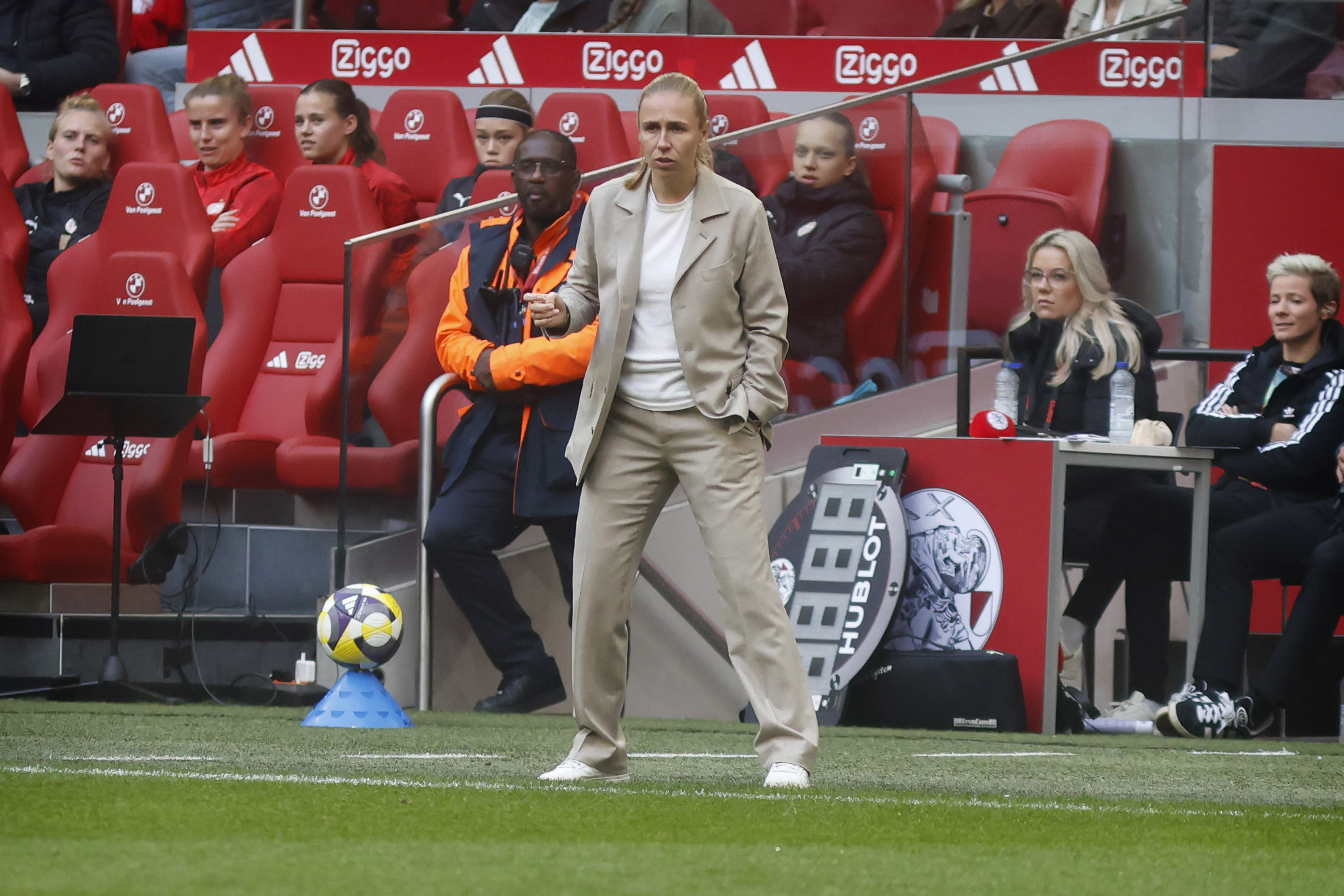 Anouk Bruil langs de lijn in de Johan Cruijff ArenA