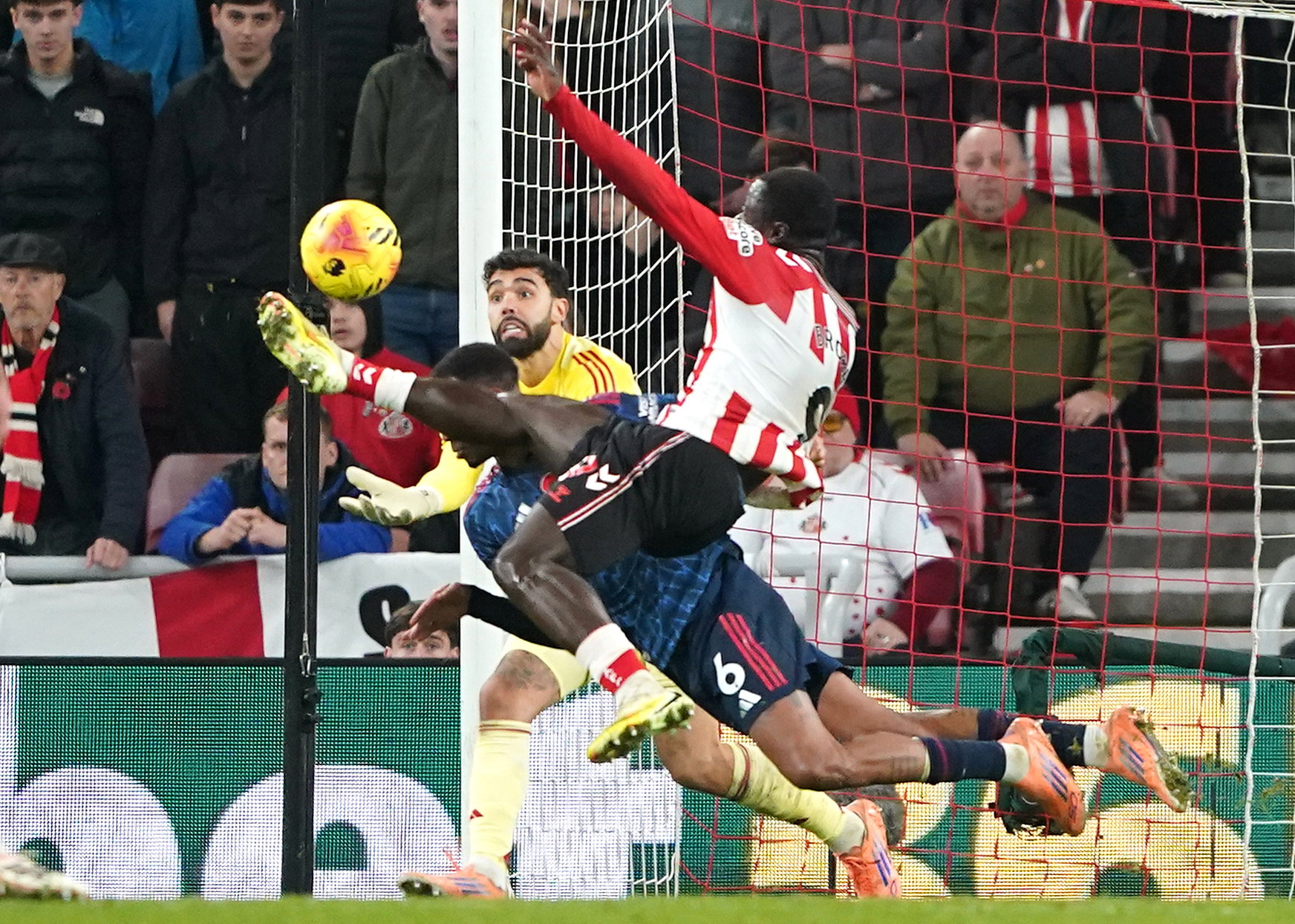 Brian Brobbey scoort tegen Arsenal