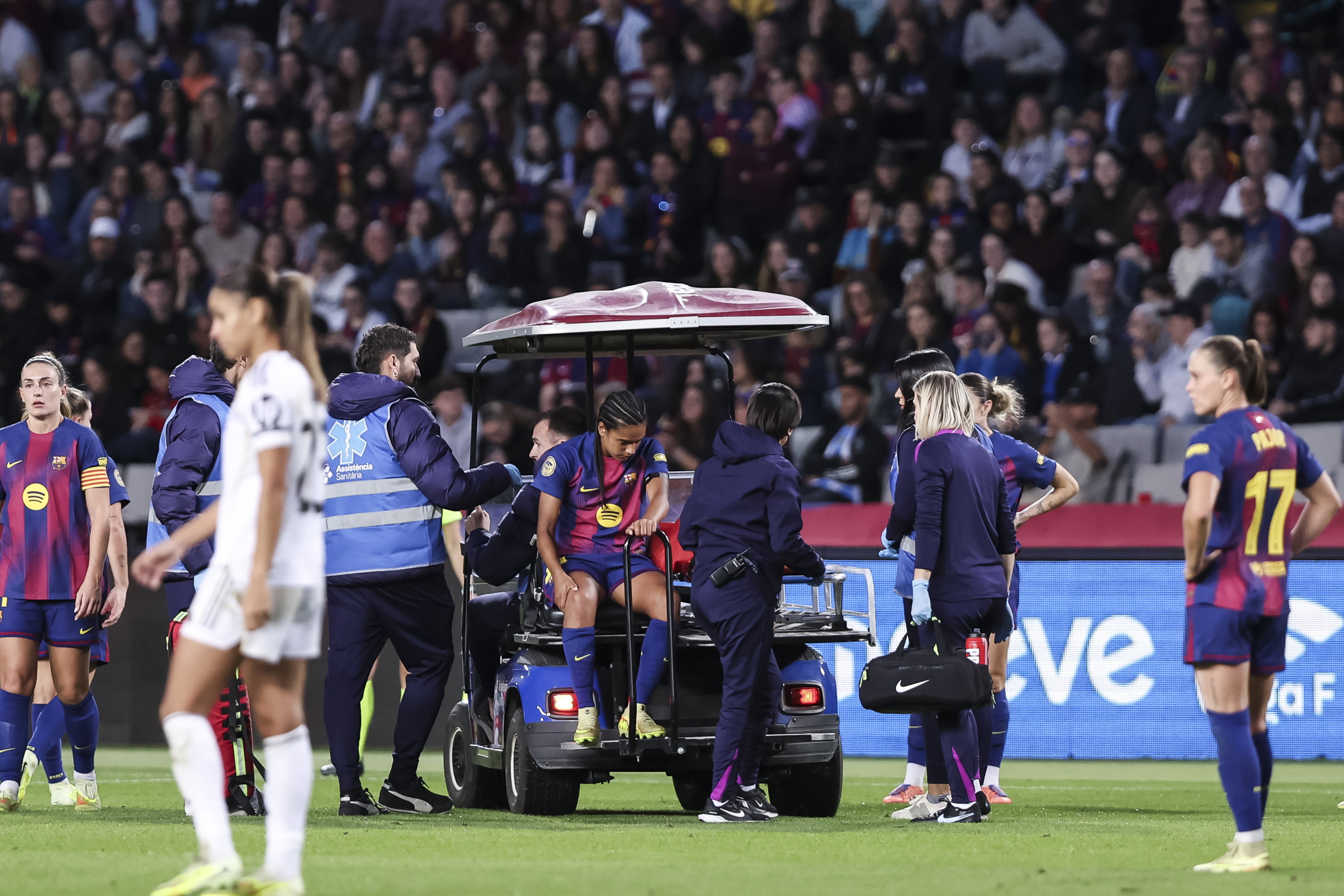 Esmee Brugts moet geblesseerd van het veld bij FC Barcelona - Real Madrid