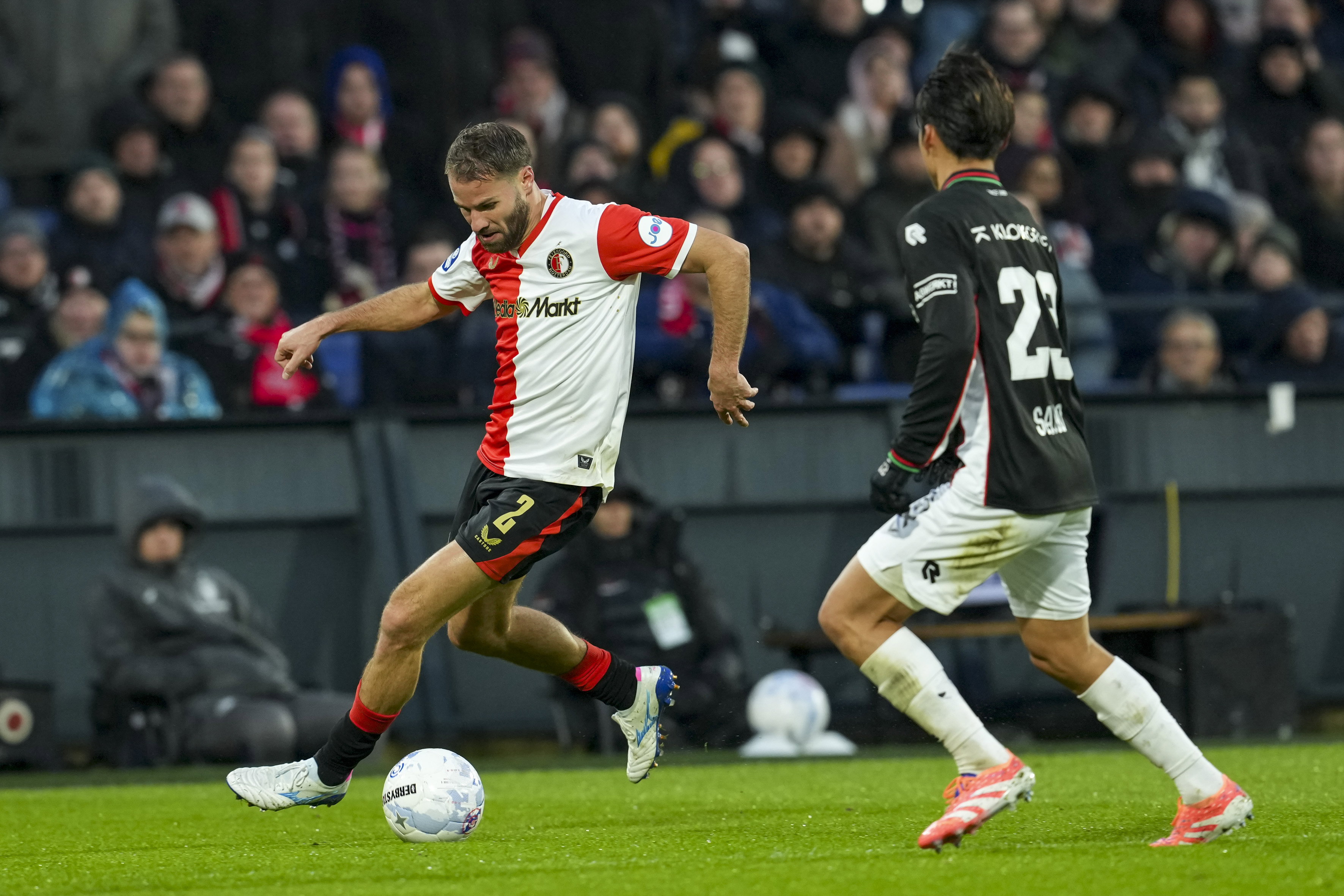 Bart Nieuwkoop (Feyenoord) in actie tegen NEC