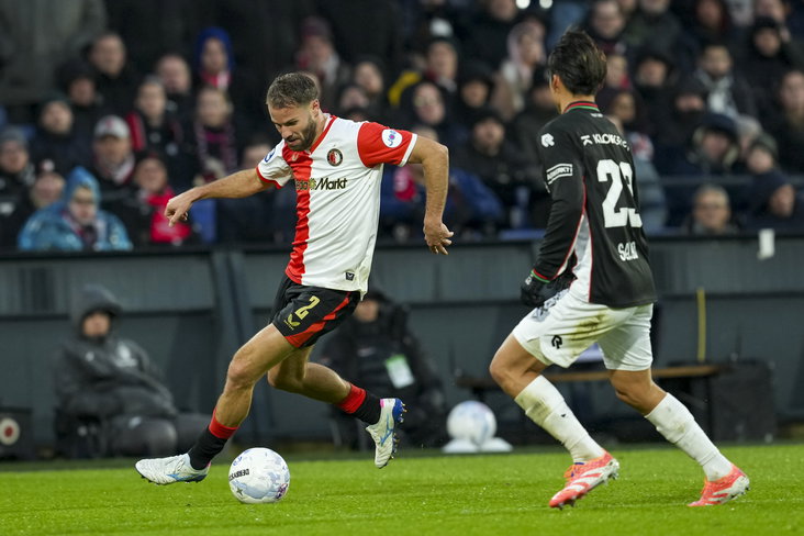 Bart Nieuwkoop (Feyenoord) in actie tegen NEC