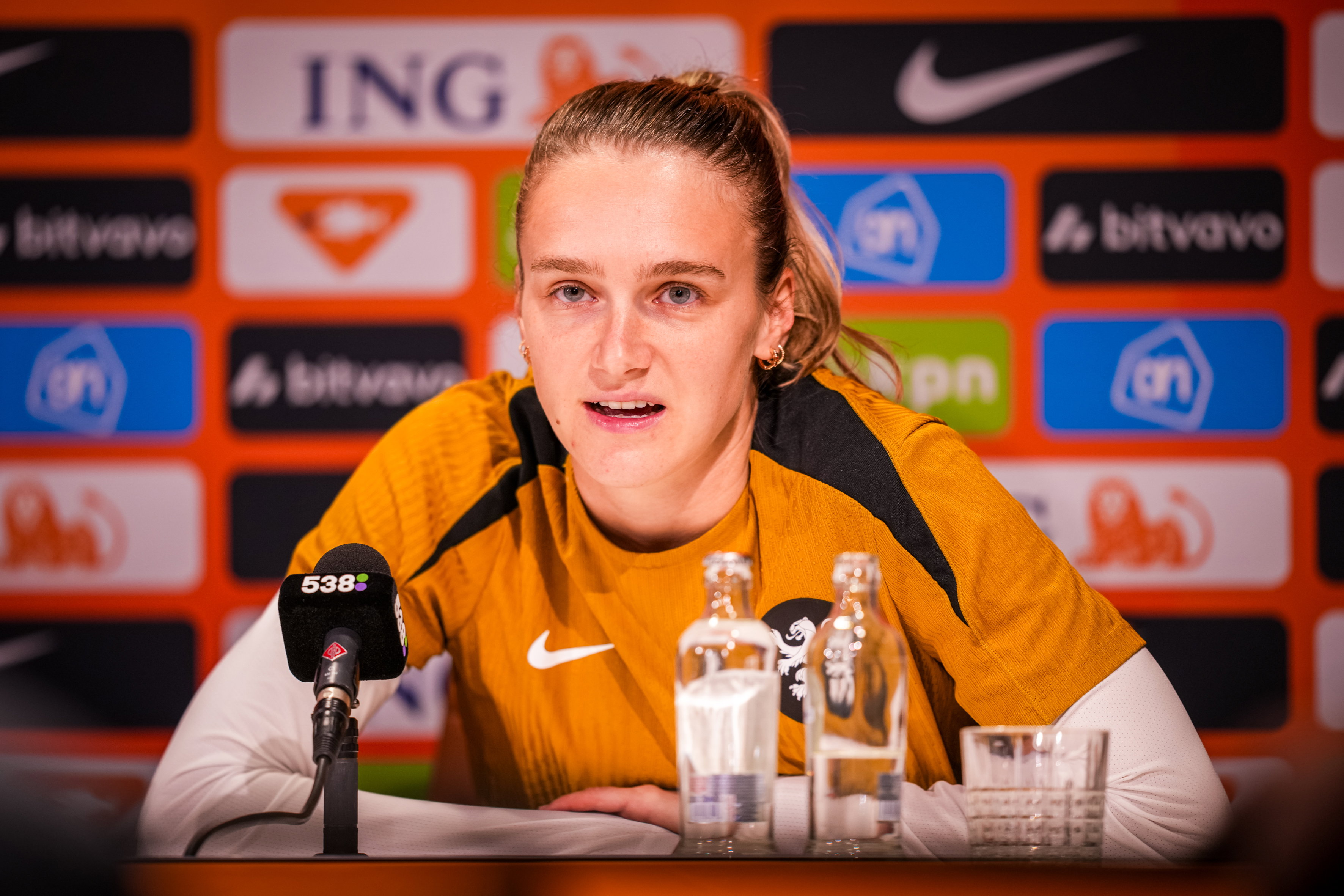 Vivianne Miedema op een persconferentie