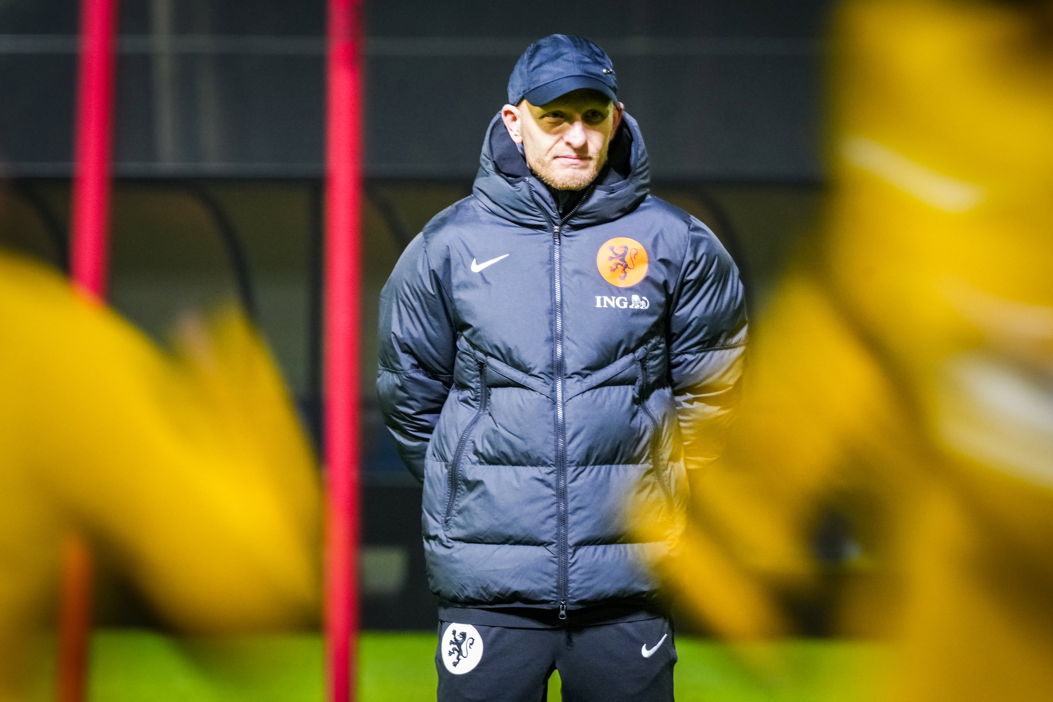 Arjan Veurink op het trainingsveld van de OranjeLeeuwinnen