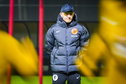 Arjan Veurink op het trainingsveld van de OranjeLeeuwinnen