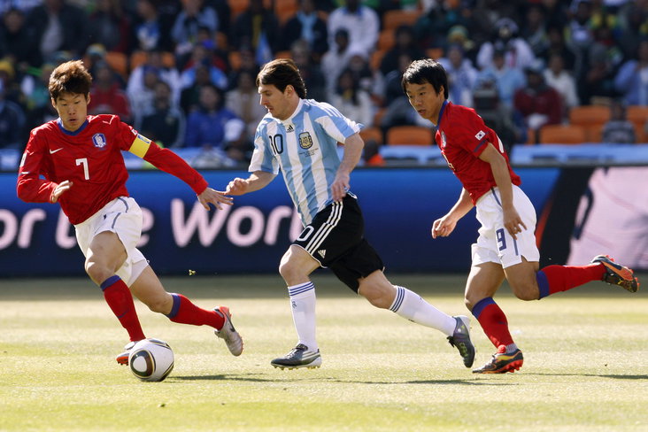 Ji-sung Park in duel met Lionel Messi op het WK van 2010