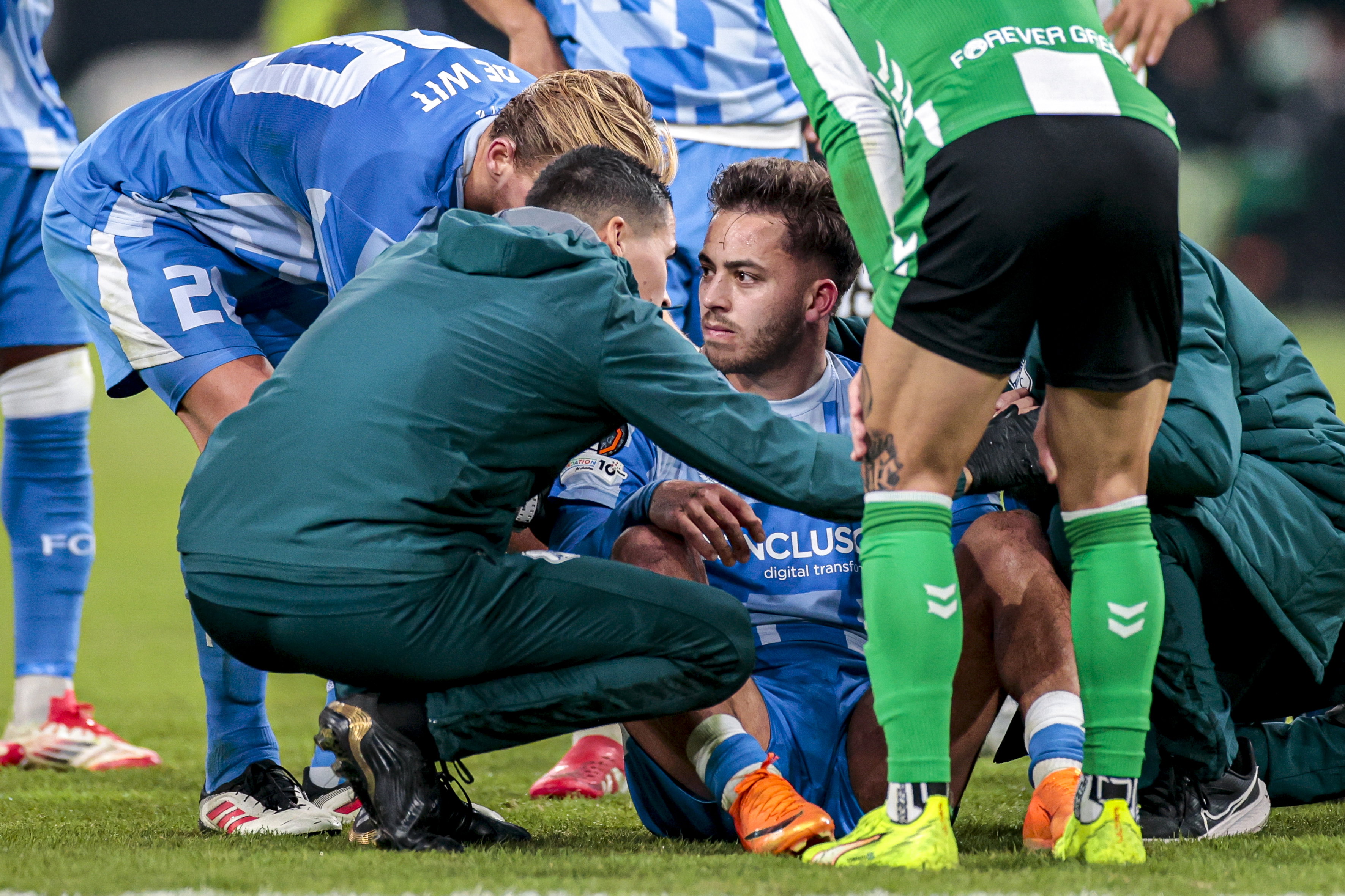 Souffian El Karouani zit groggy op het veld
