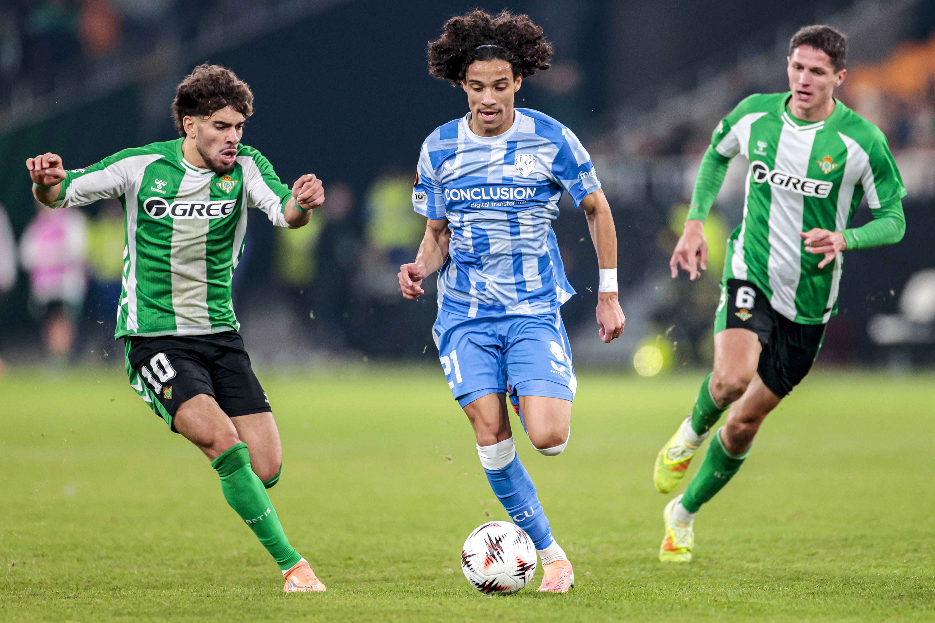 Gjivai Zechiël in actie tijdens Real Betis - FC Utrecht