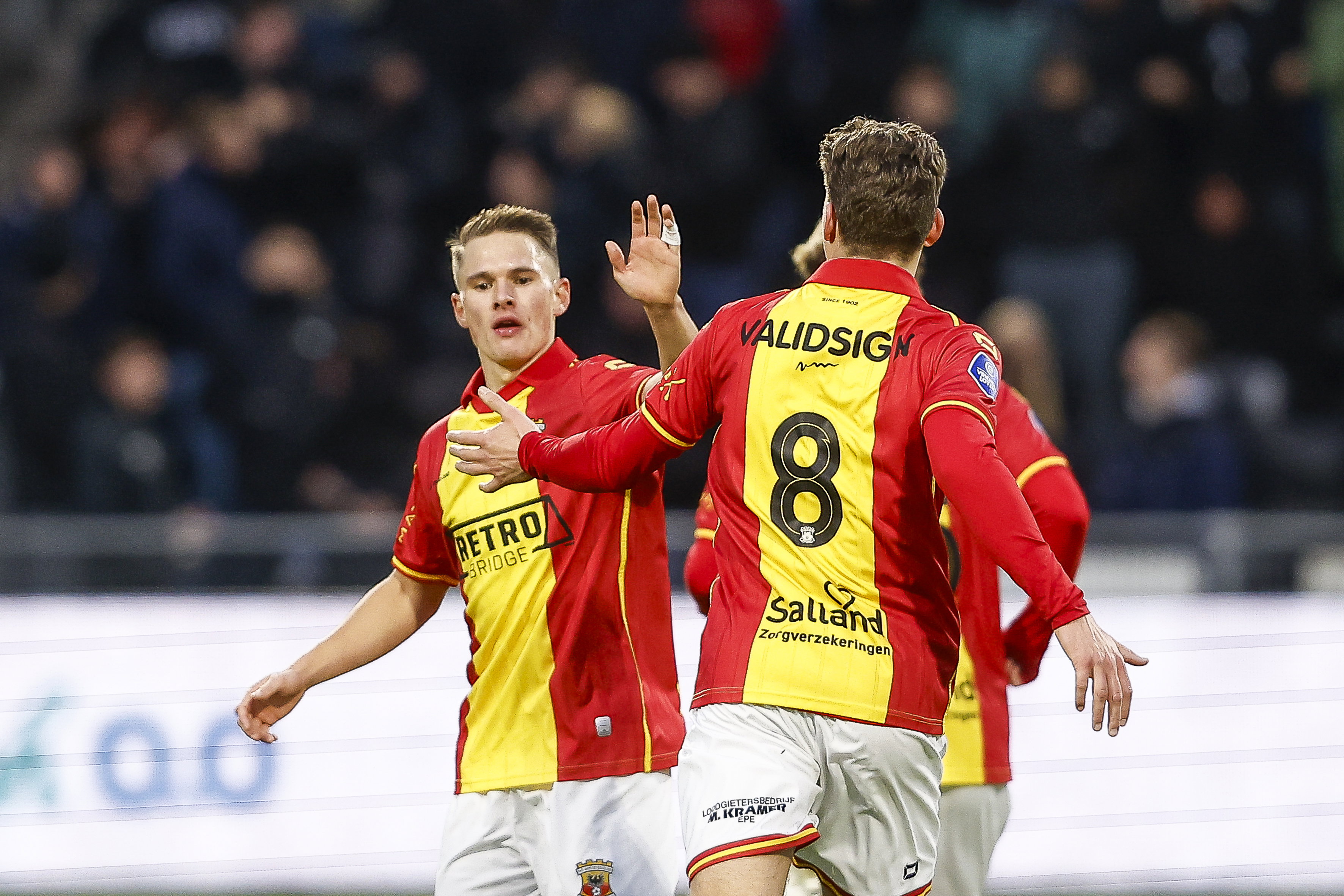 Mathis Suray wordt gefeliciteerd met zijn goal