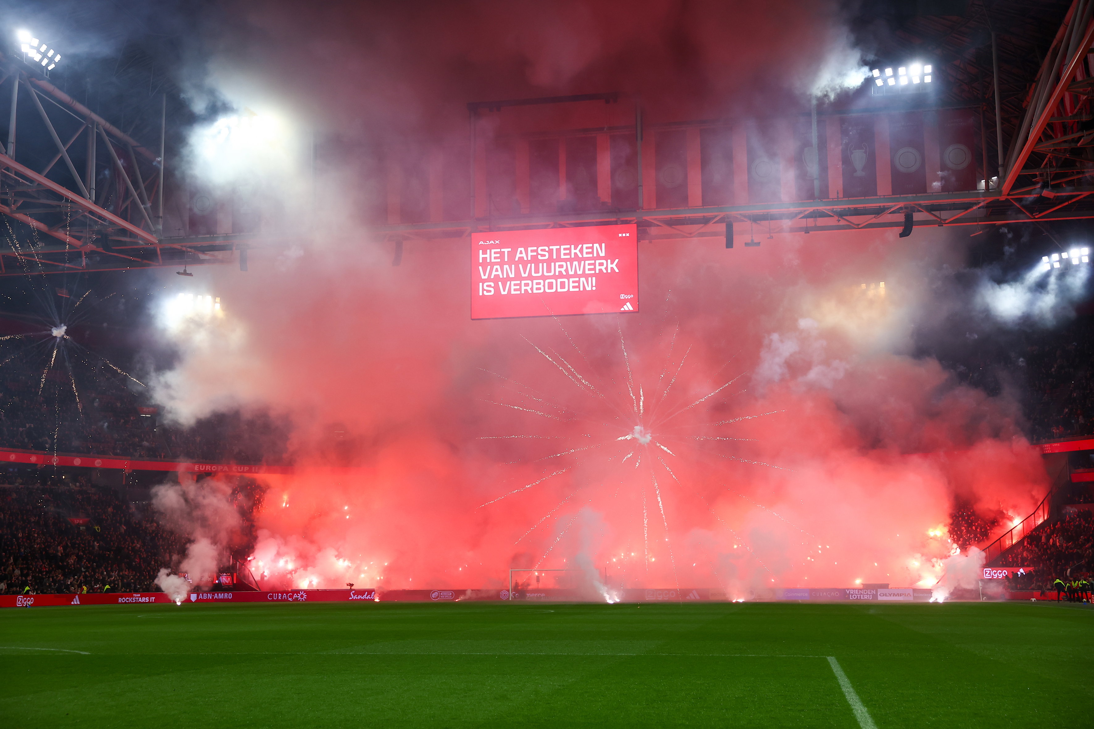 Vuurwerk door Ajax-supporters