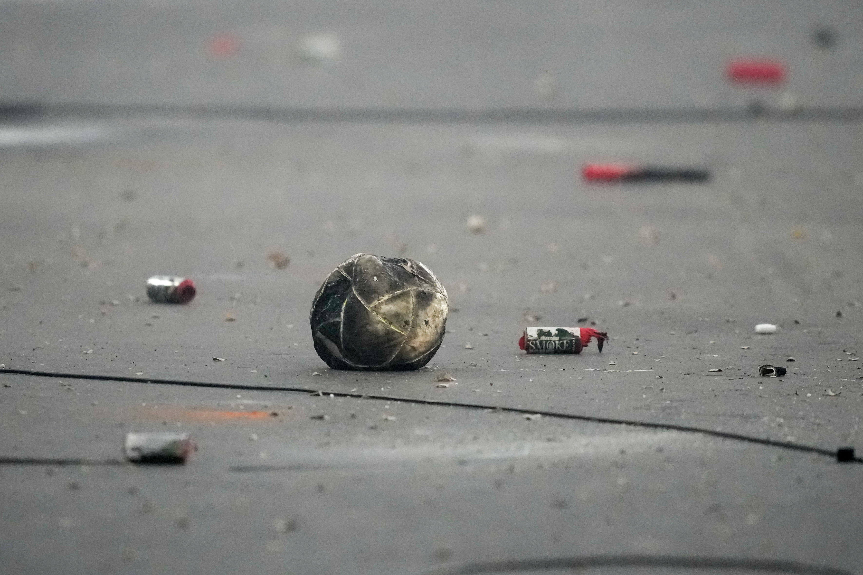 Resten vuurwerk na Ajax - FC Groningen