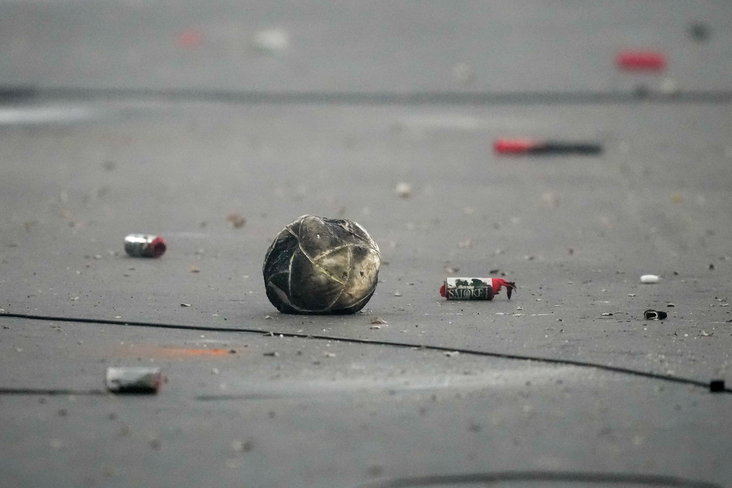 Resten vuurwerk na Ajax - FC Groningen