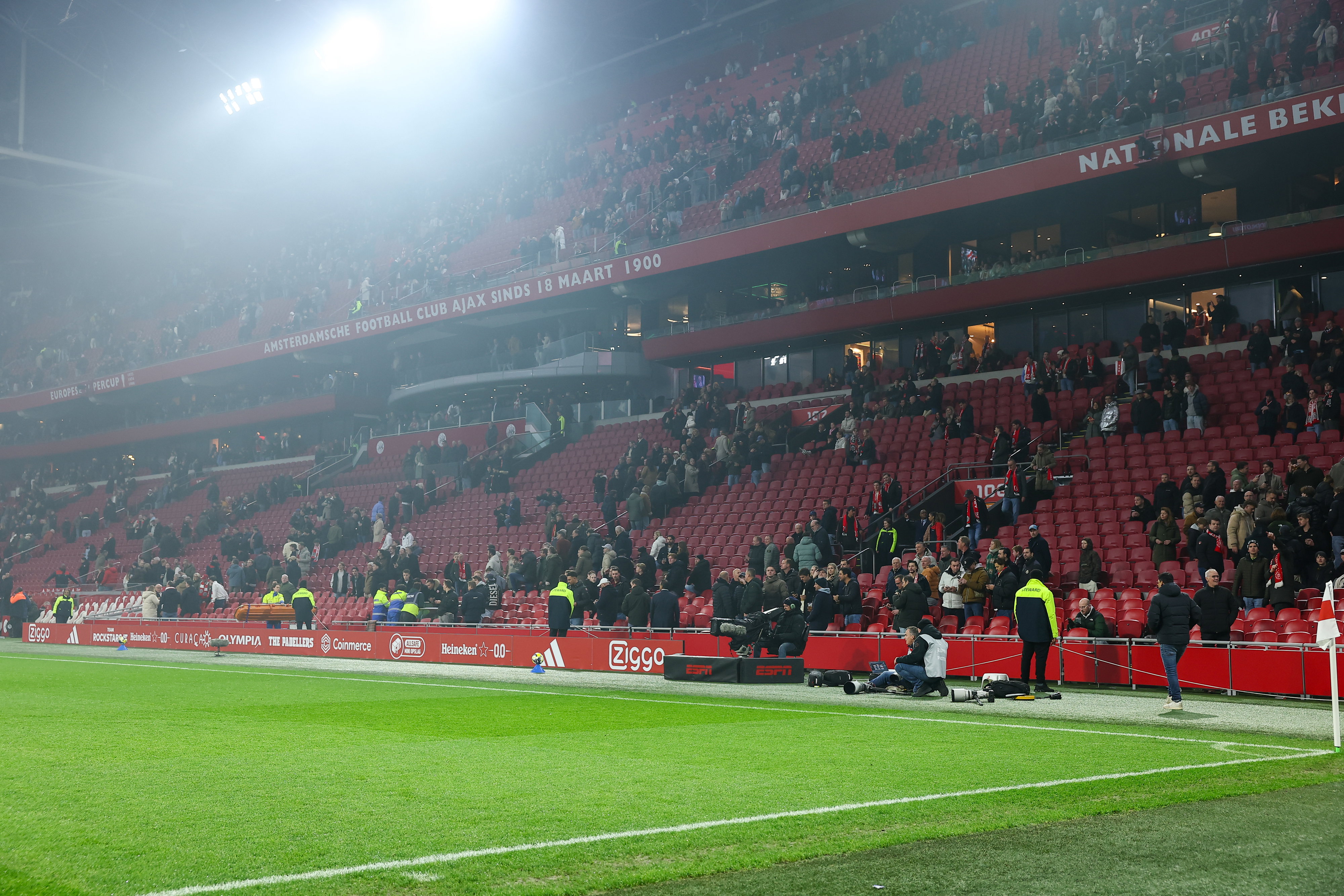 Fans van Ajax druipen af na het gestaakte duel tegen FC Groningen