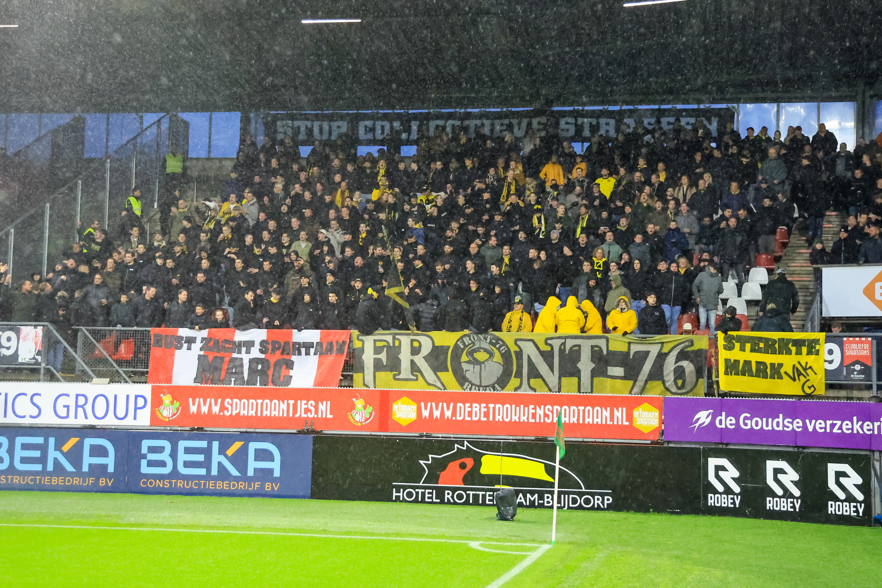 Fans van NAC in het uitvak van Sparta
