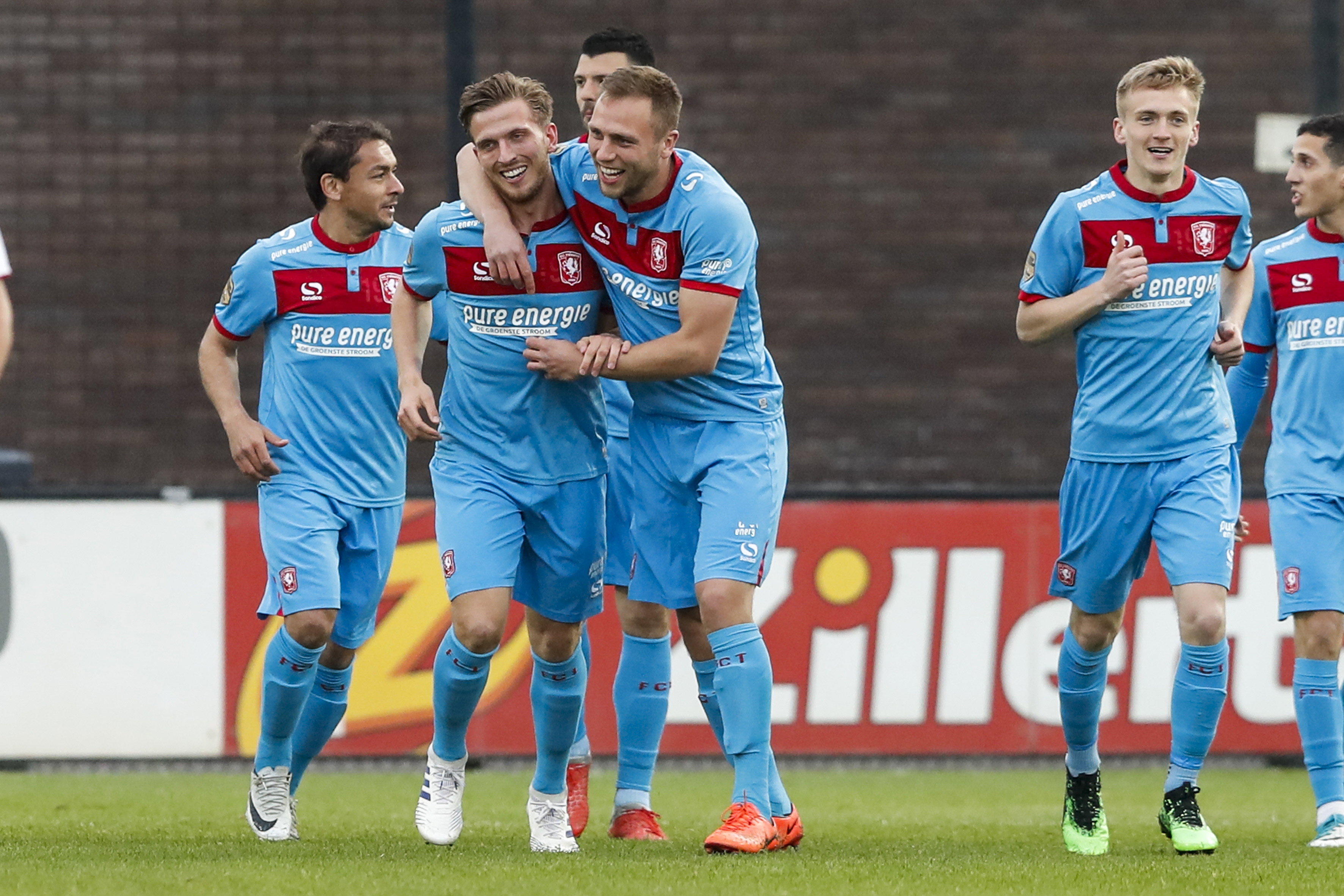 Jelle van der Heyden wordt gefeliciteerd
