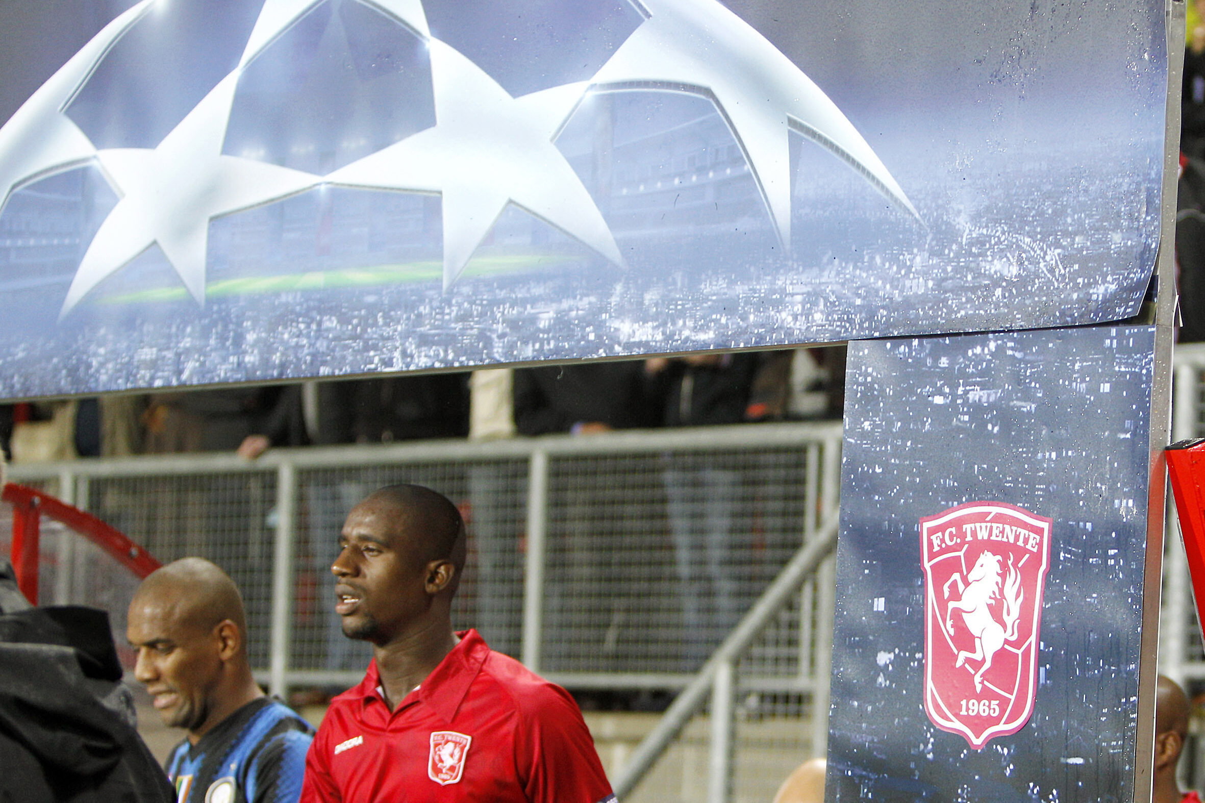 Douglas loopt het veld op bij het Champions League-duel tussen FC Twente en Internazionale