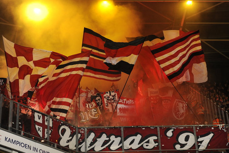 FC Twente-supporters in het uitvak bij PSV