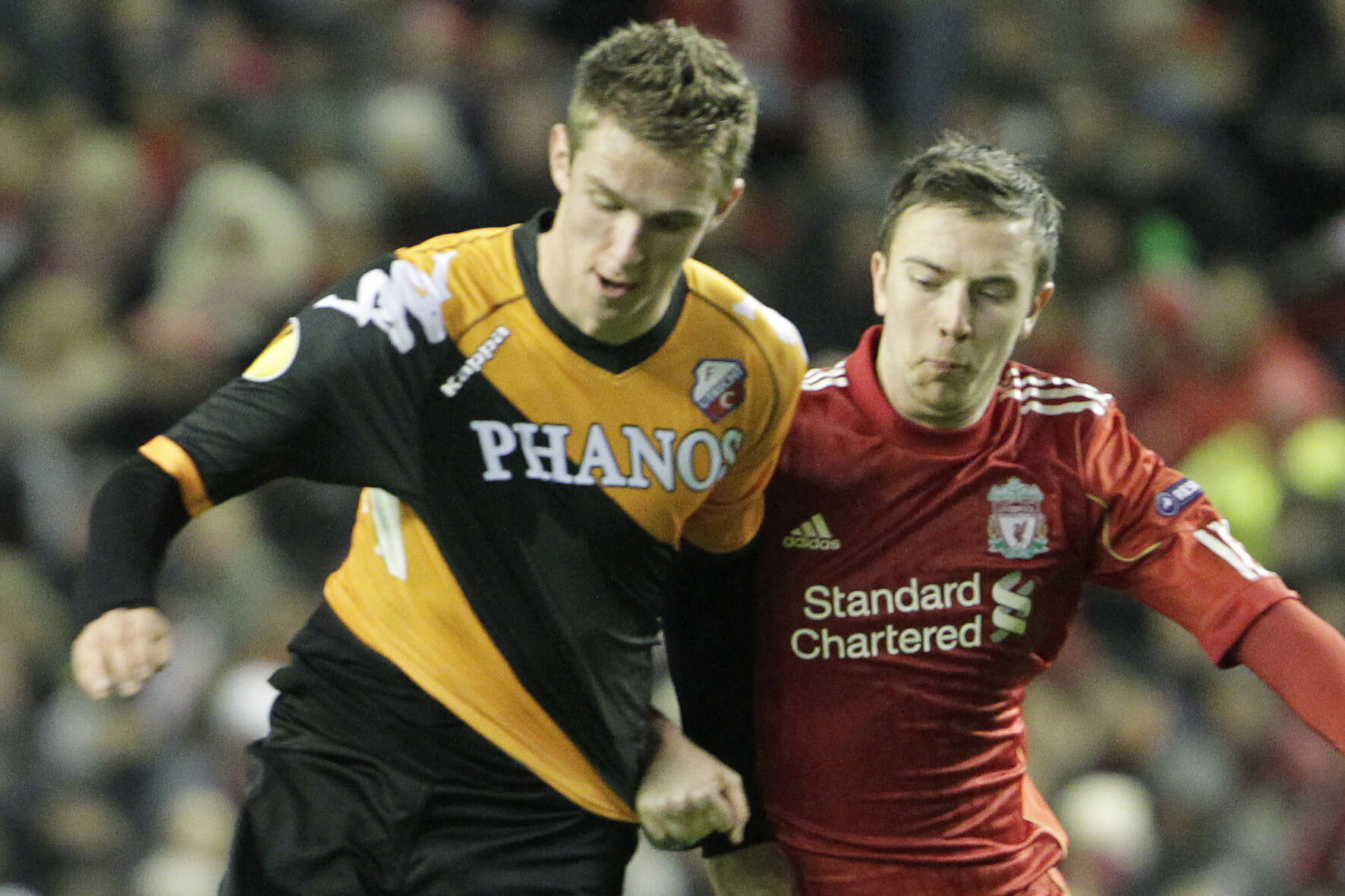 Leon de Kogel (FC Utrecht) in duel met Danny Wilson (Liverpool)