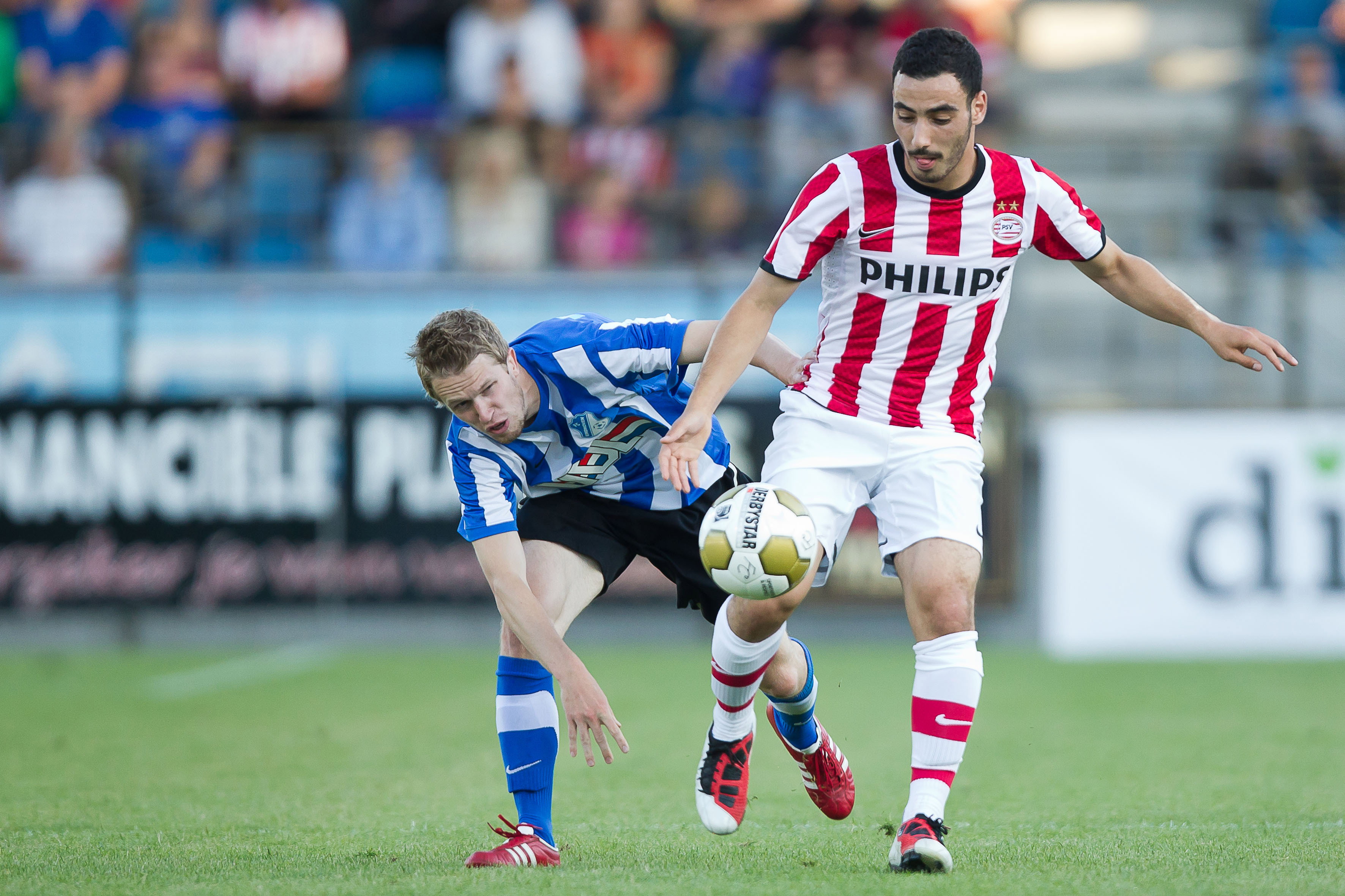 Imad Najah van PSV in duel met Jasper Waalkens van FC Eindhoven
