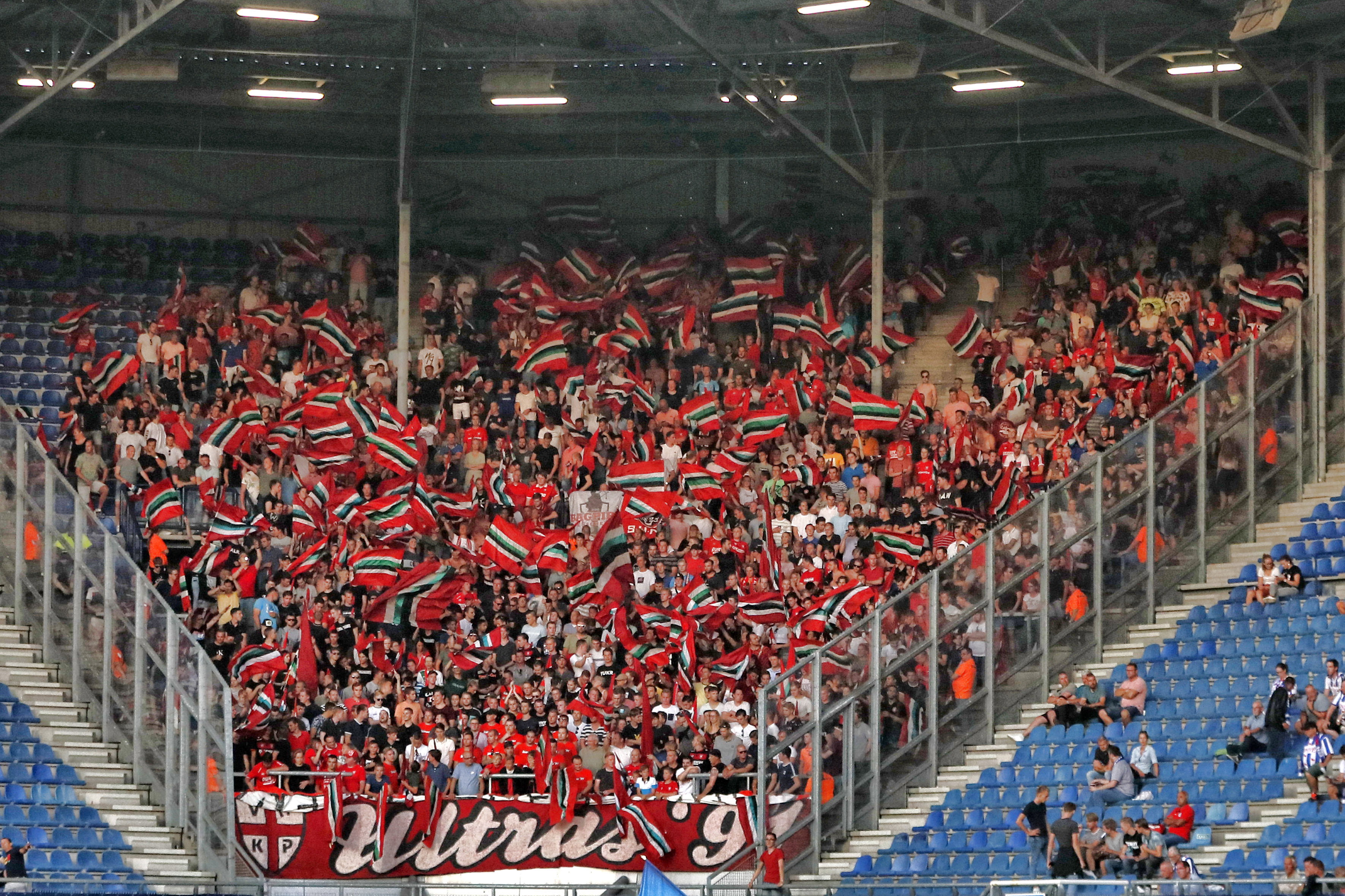 FC Twente-supporters in het uitvak bij SC Heerenveen