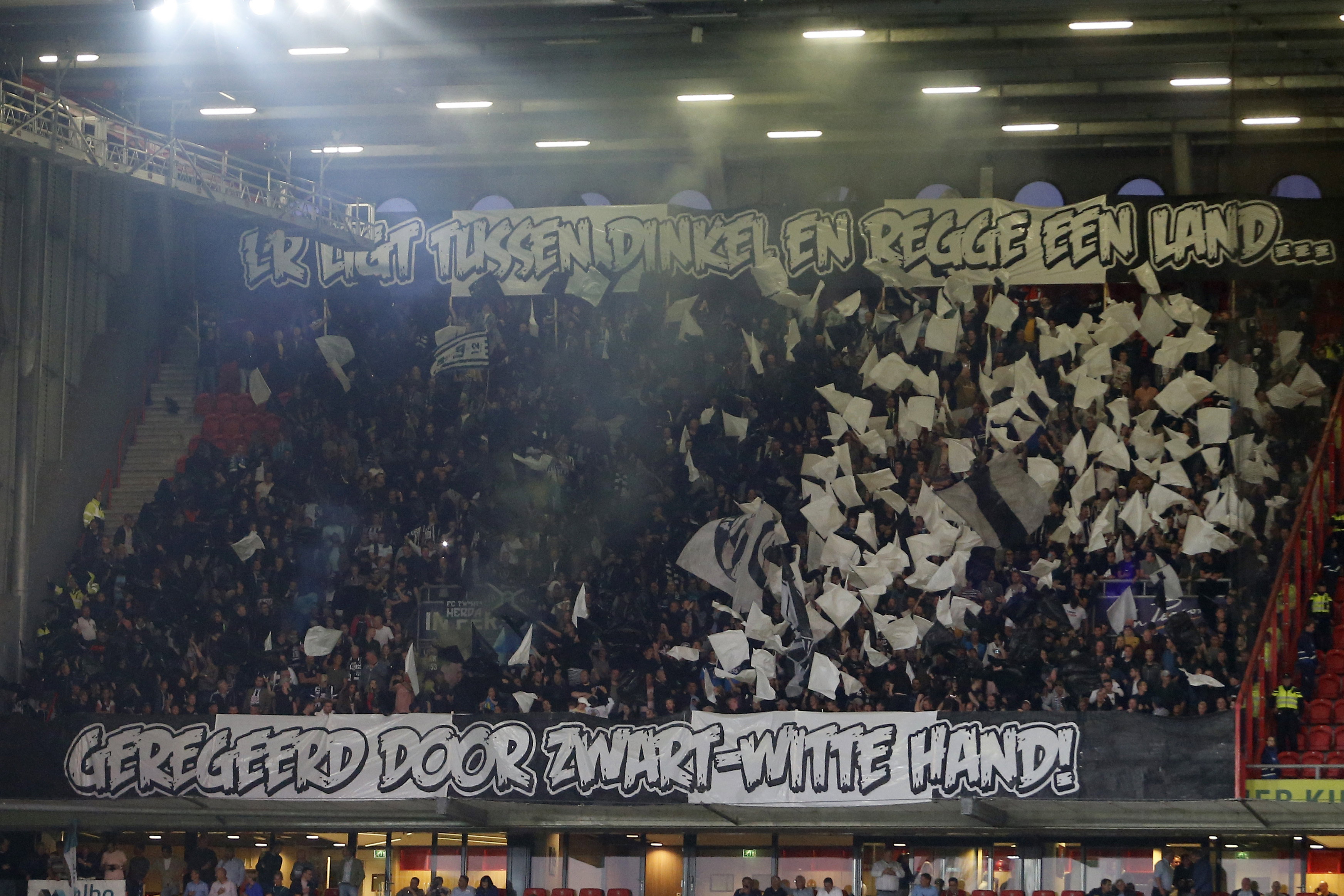 Heracles-supporters in het uitvak bij FC Twente