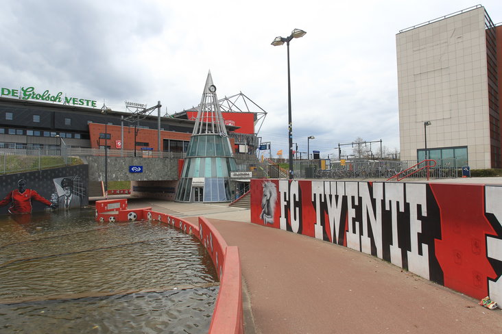 Het station bij De Grolsch Veste