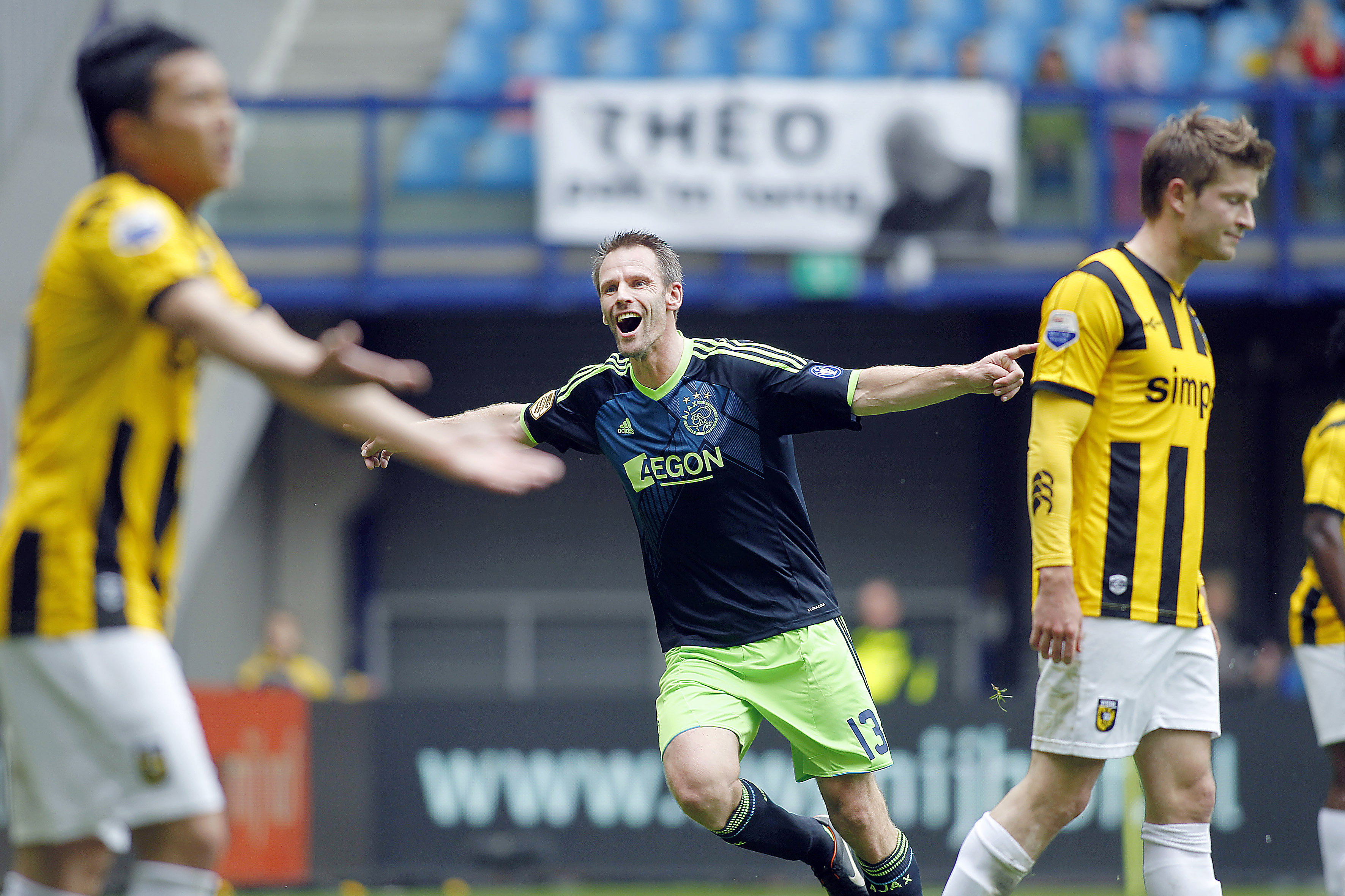 André Ooijer scoort voor Ajax