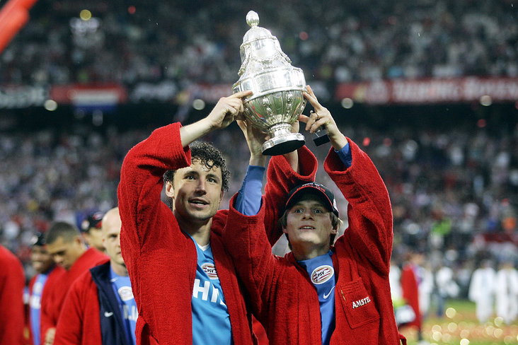 Mark van Bommel en Johann Vogel met de KNVB Beker in 2005