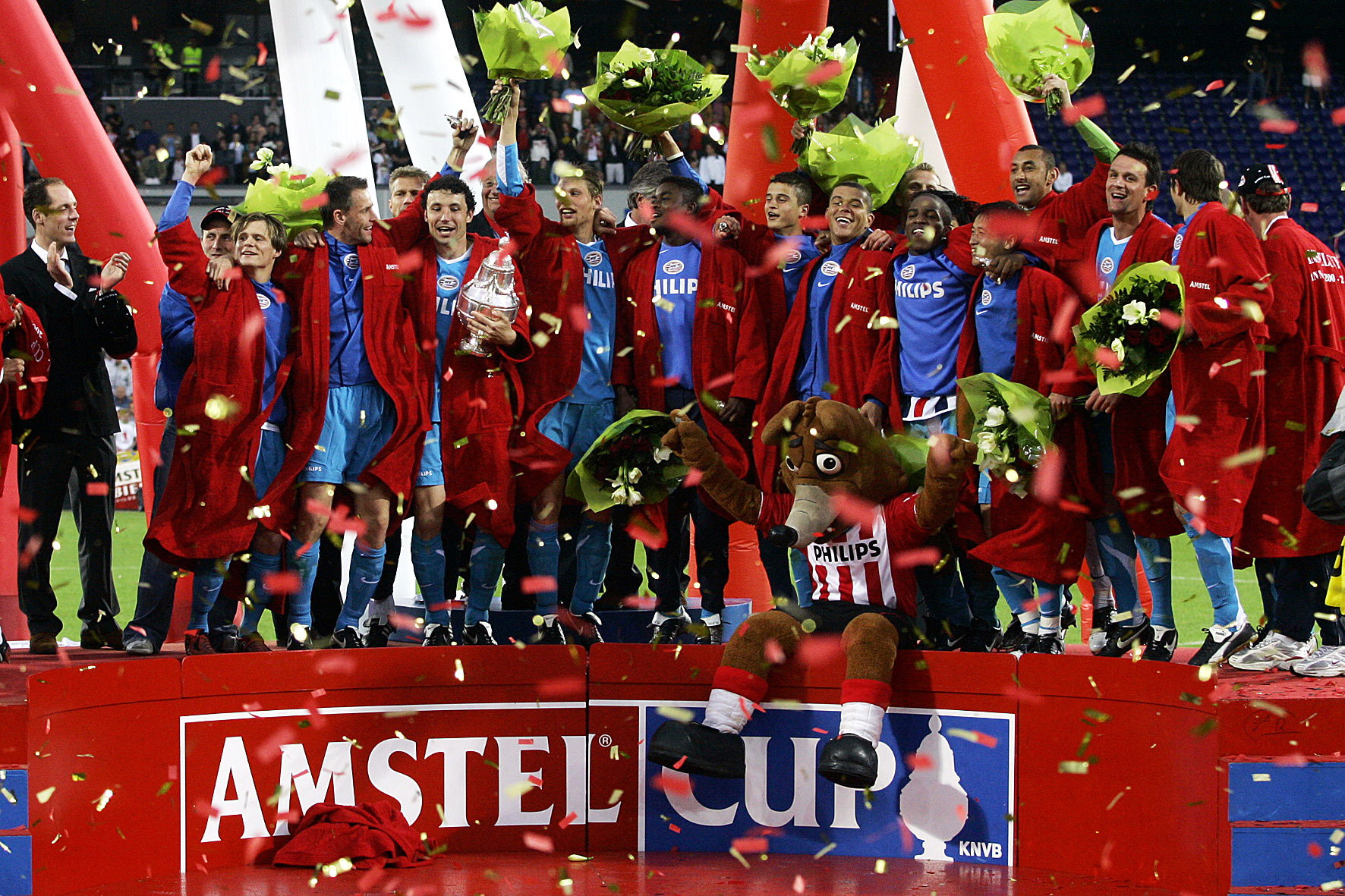 PSV viert de bekerwinst in 2004/2005