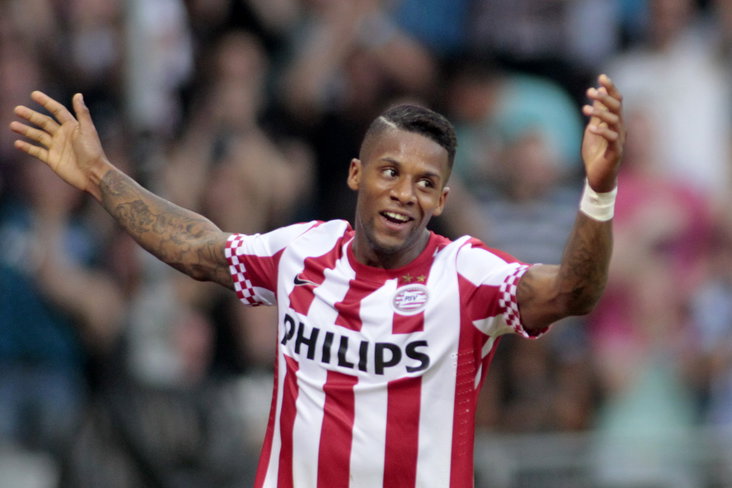 Jeremain Lens viert een goal namens PSV