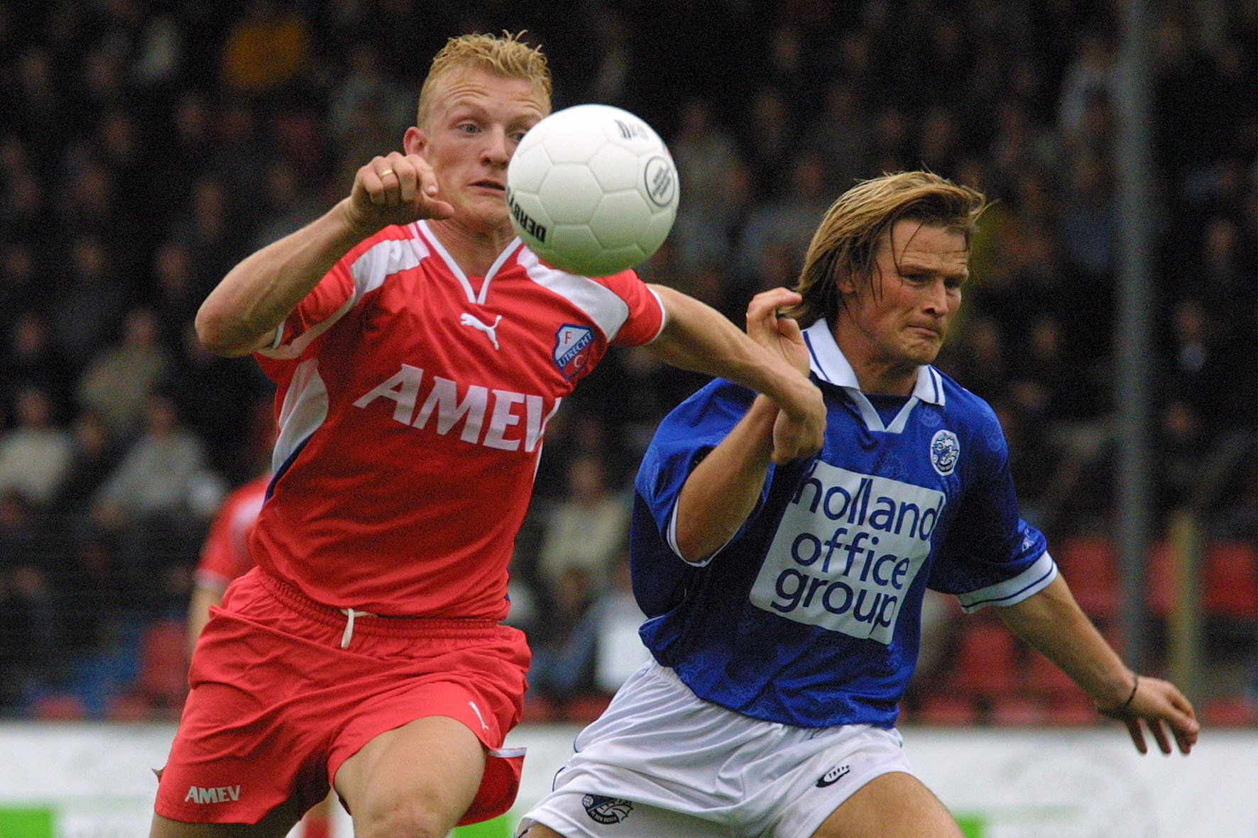 Dirk Kuijt in gevecht om de bal met Jan Michels