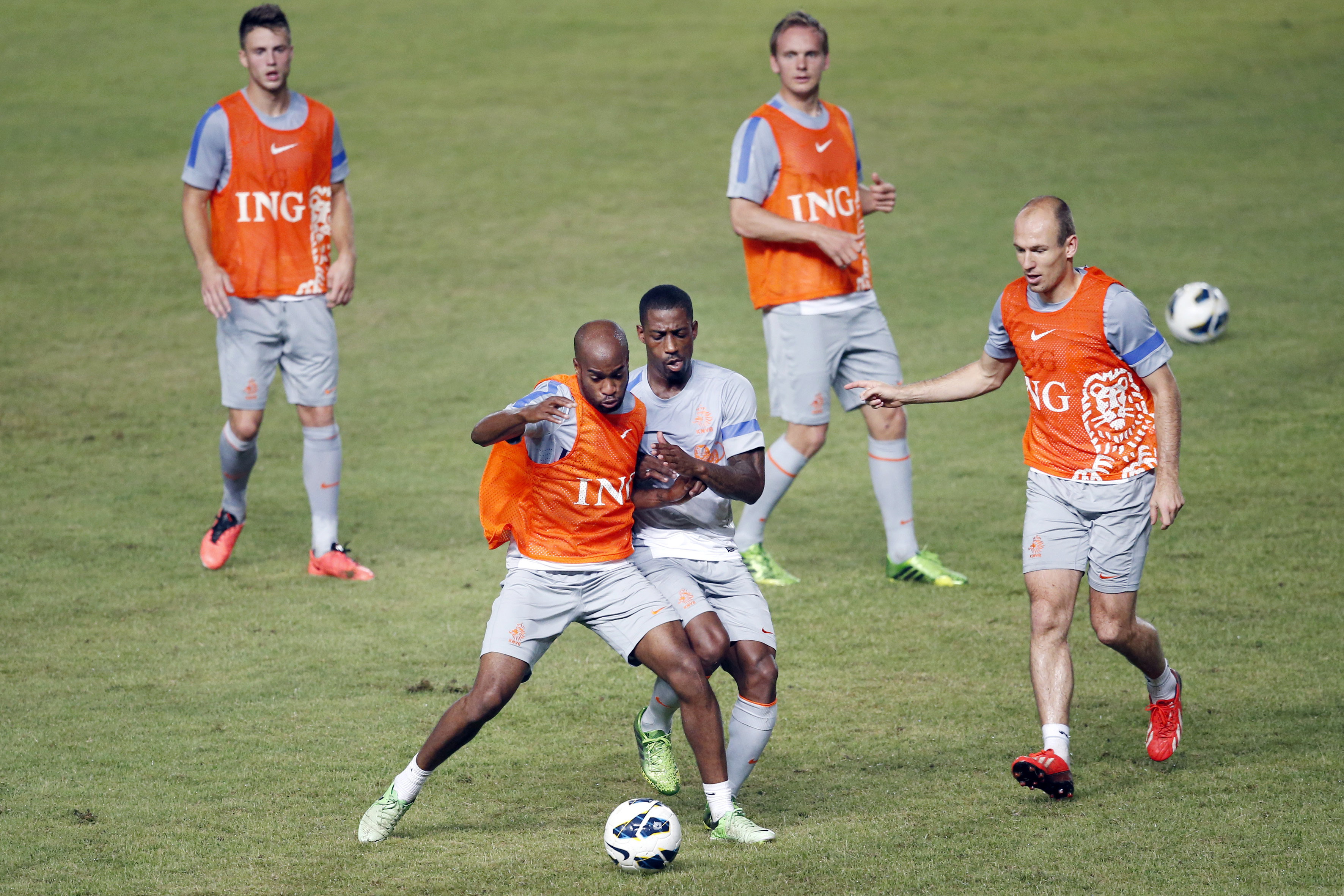 Dwight Tiendalli, Ruben Schaken met daarachter Ricky van Wolfswinkel, Siem de Jong en Arjen Robben