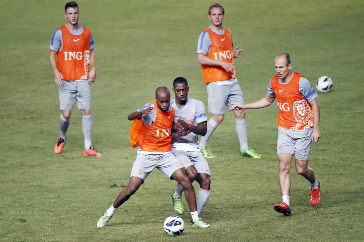 Dwight Tiendalli, Ruben Schaken met daarachter Ricky van Wolfswinkel, Siem de Jong en Arjen Robben