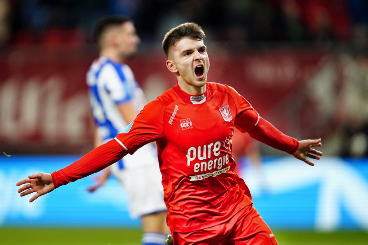 Lindon Selahi viert een treffer van FC Twente