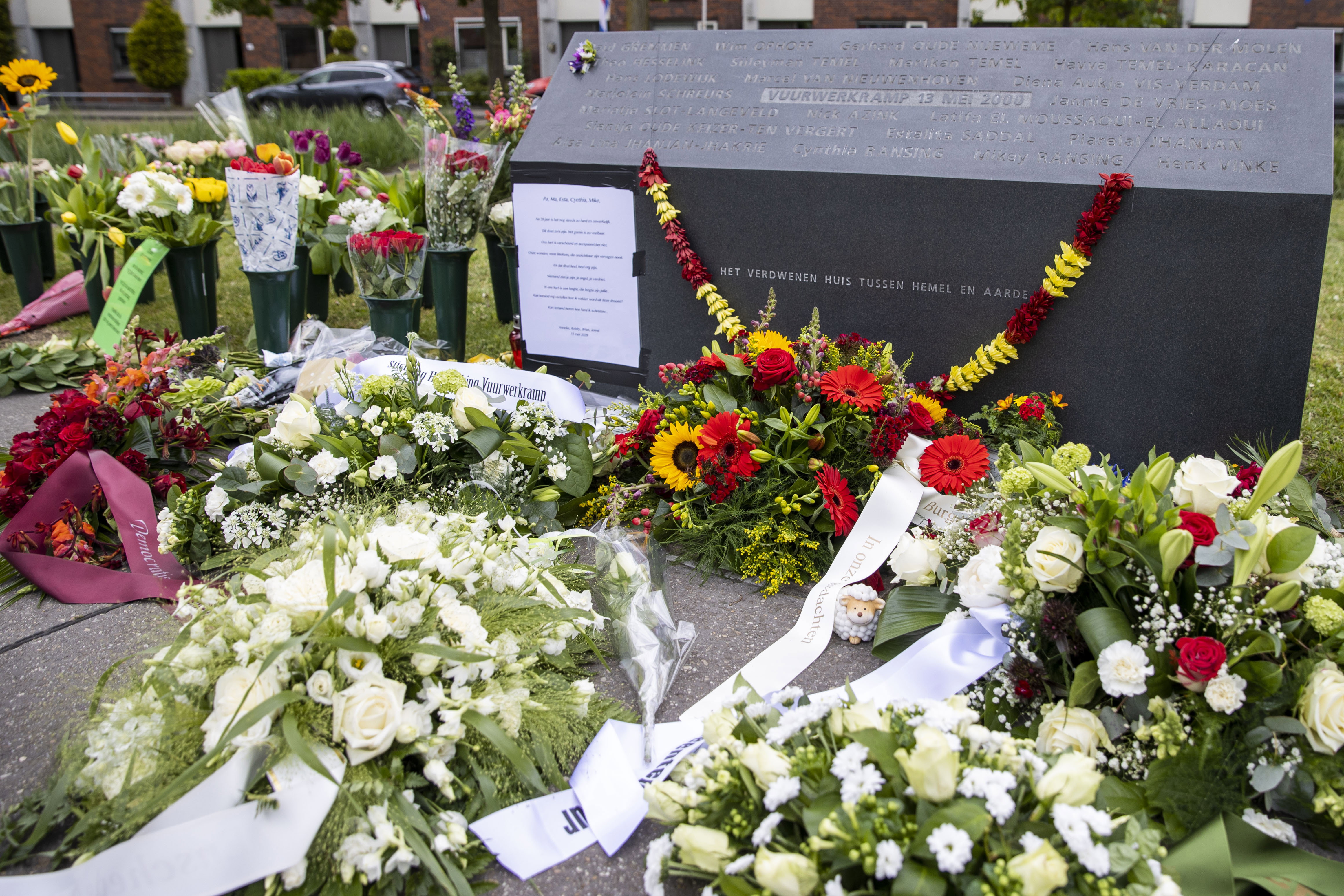 Bloemen bij het monument voor de vuurwerkramp