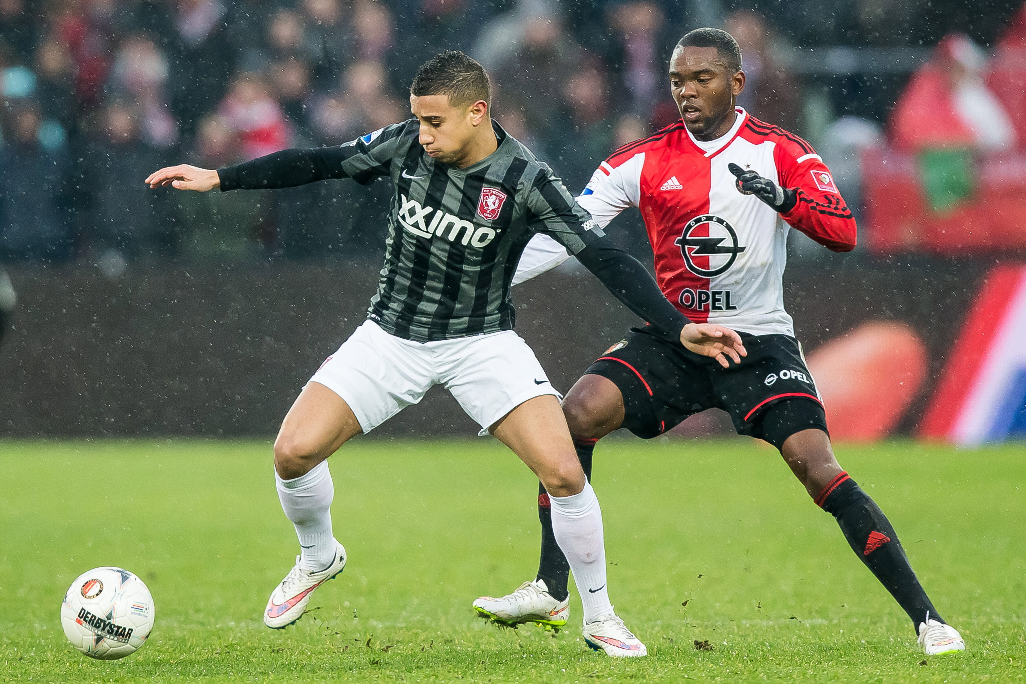 Bilal Ould-Chikh in actie voor FC Twente