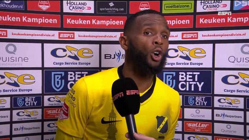 Cuco Martina moet ingrijpen als hij voor de camera van ESPN staat