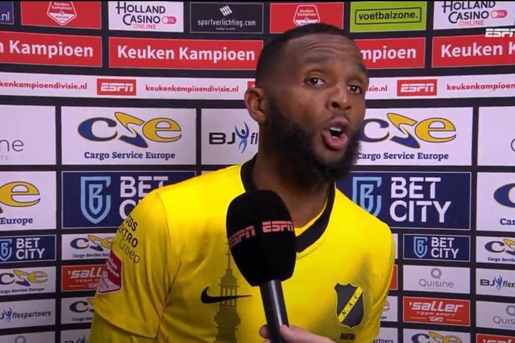 Cuco Martina moet ingrijpen als hij voor de camera van ESPN staat