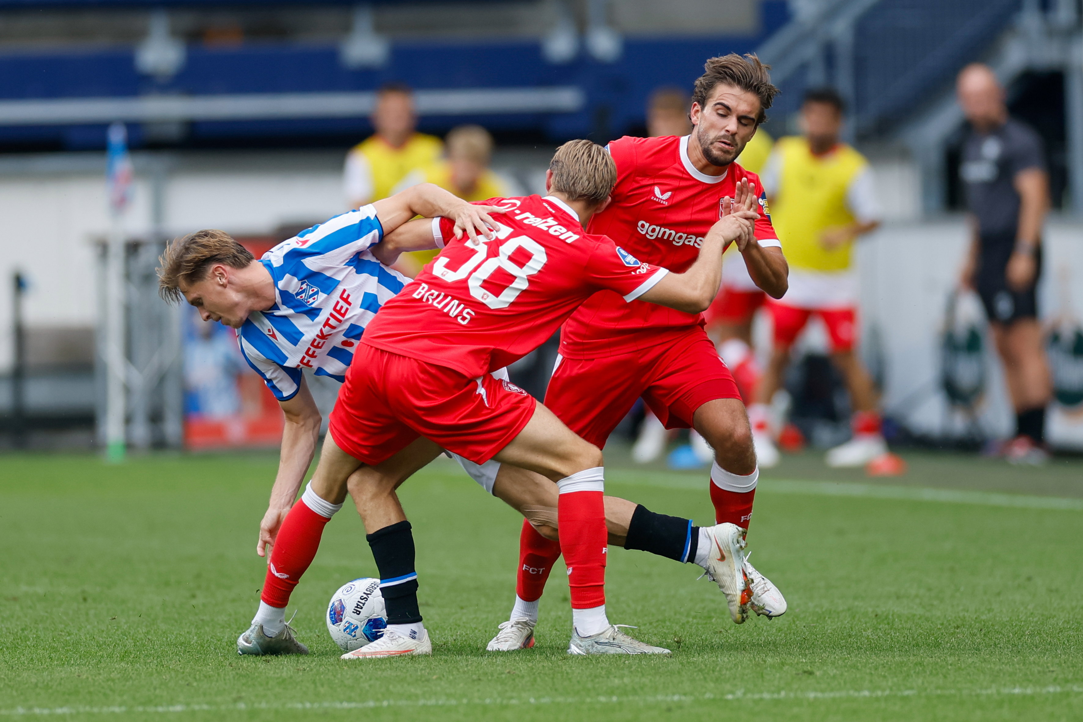 Max Bruns en Bart van Rooij proberen Ringo Meerveld af te stoppen