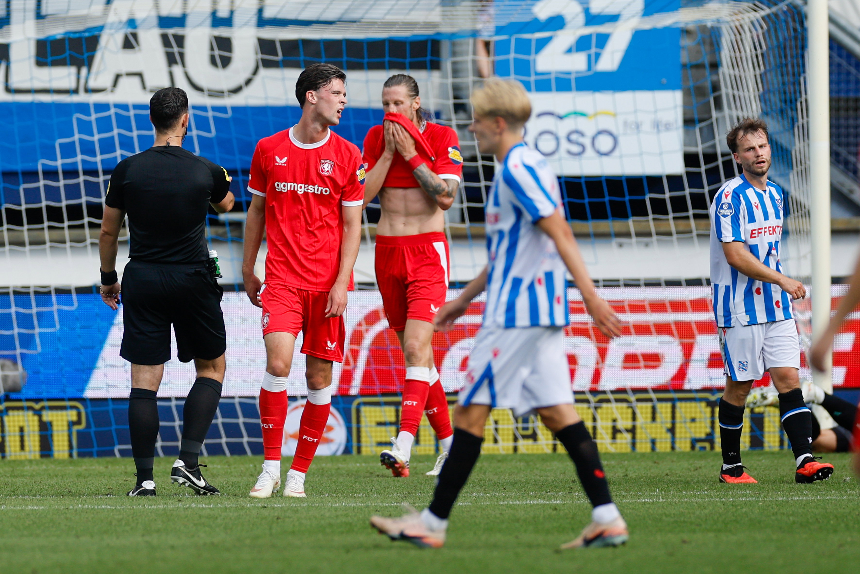 Wout Weghorst en Lucas Vennegoor of Hesselink balen na een gemiste kans