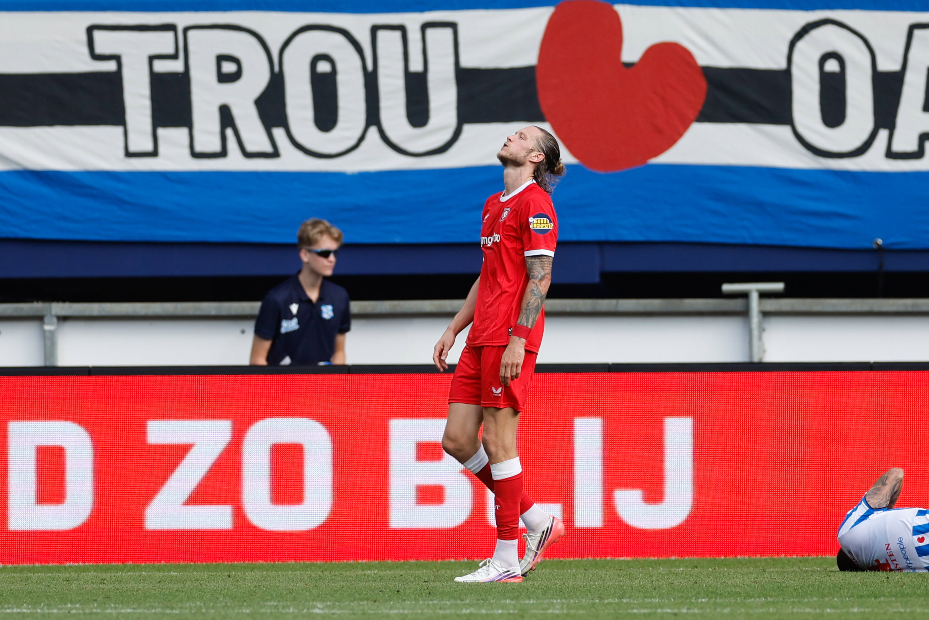Wout Weghorst baalt na een gemiste kans bij SC Heerenveen