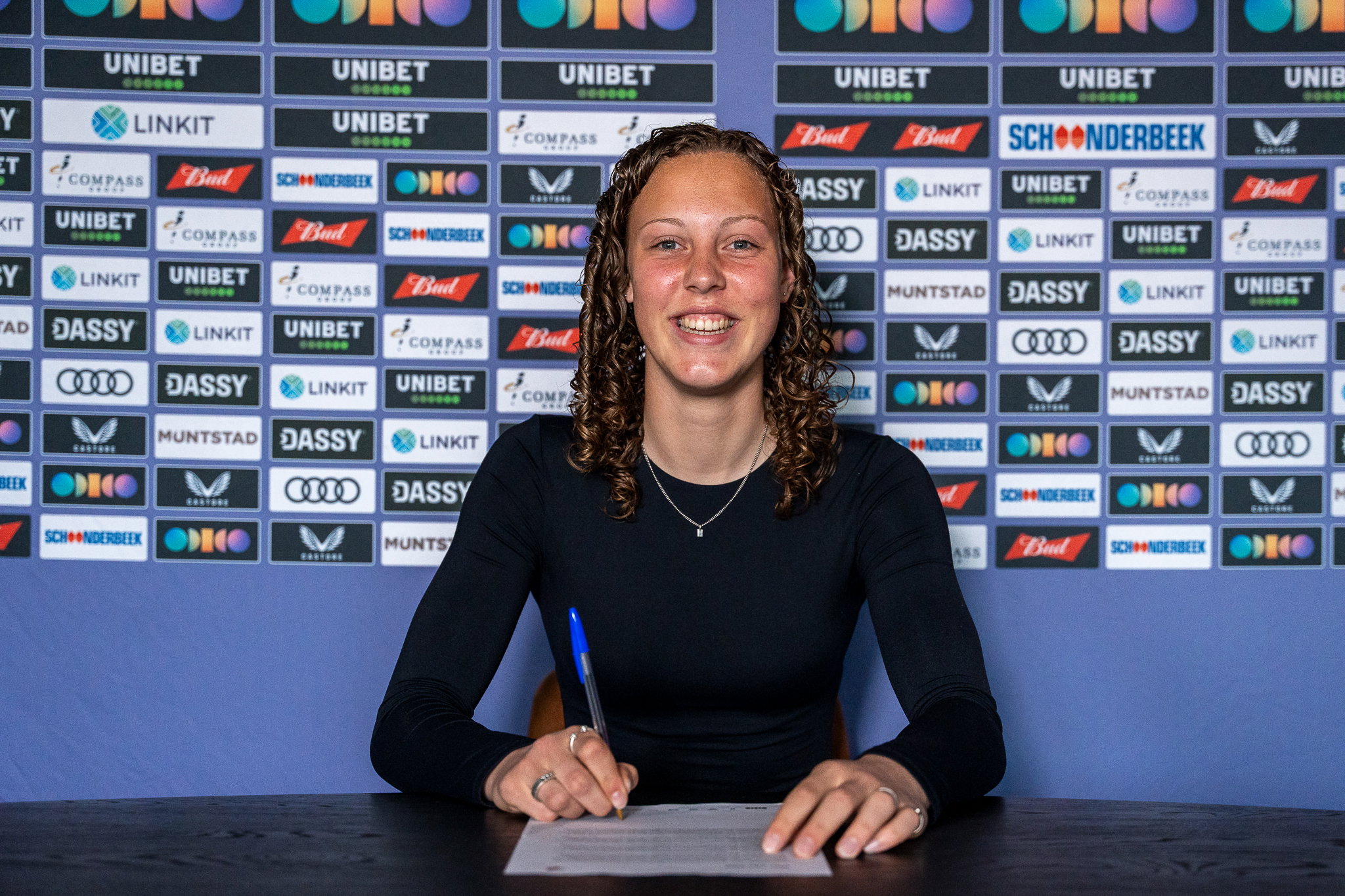 Febe Copier tekent haar eerste profcontract bij FC Utrecht