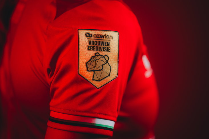 De gouden mouwbadge van FC Twente